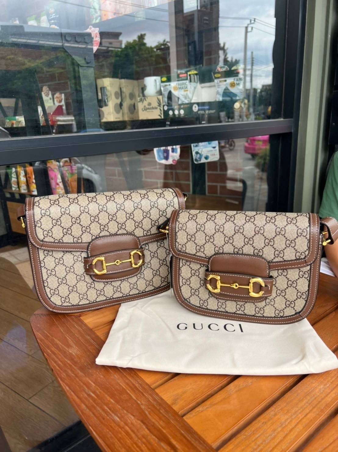 Gucci Horsebit Shoulder Bag กระเป๋าสะพายไหล่ วัสดุผ้าใบ GG Superme ตัดแต่งหนังแท้ สายสะพายไหล่ปรับระดับได้ ด้านในมี 1 ช่องซิป อะไหล่ทองหรูหรา ดาราเซเลปใช้เพียบ ไม่มีเอ๊า เรียบหรูดูแพงสุดๆค่า