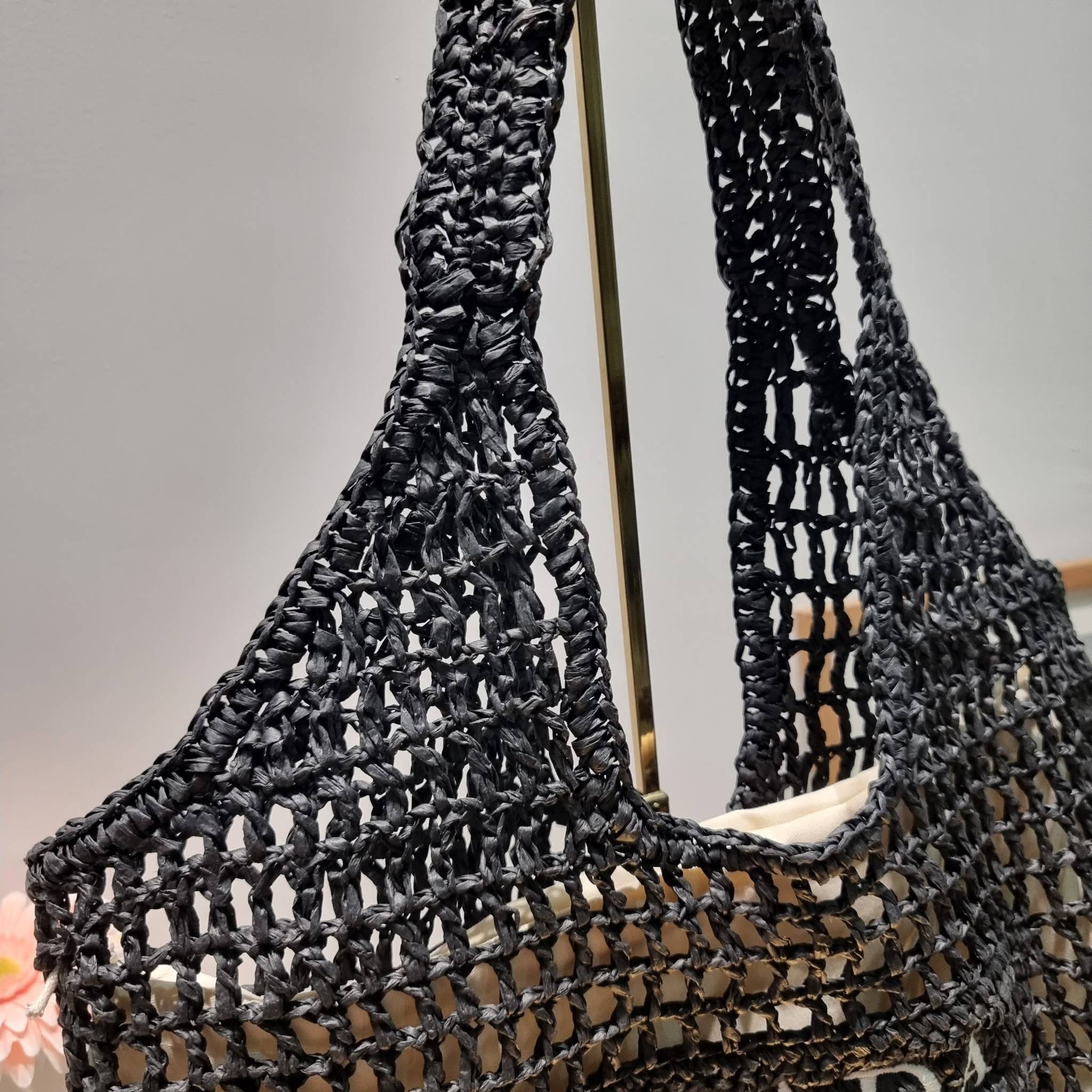 PRADA RAFFIA TOTE BAG สวยไม่ซ้ำใคร สไตล์บีช เหมาะมากกับการสะพายไปเที่ยวทะเล หรือจะใช้ในวันสบายๆก็ตอบโจทย์ กับกระเป๋าสะพายสานใบใหญ่ ตัวกระเป๋าเป็นวัสดุสังเคราห์จากธรรมชาติ