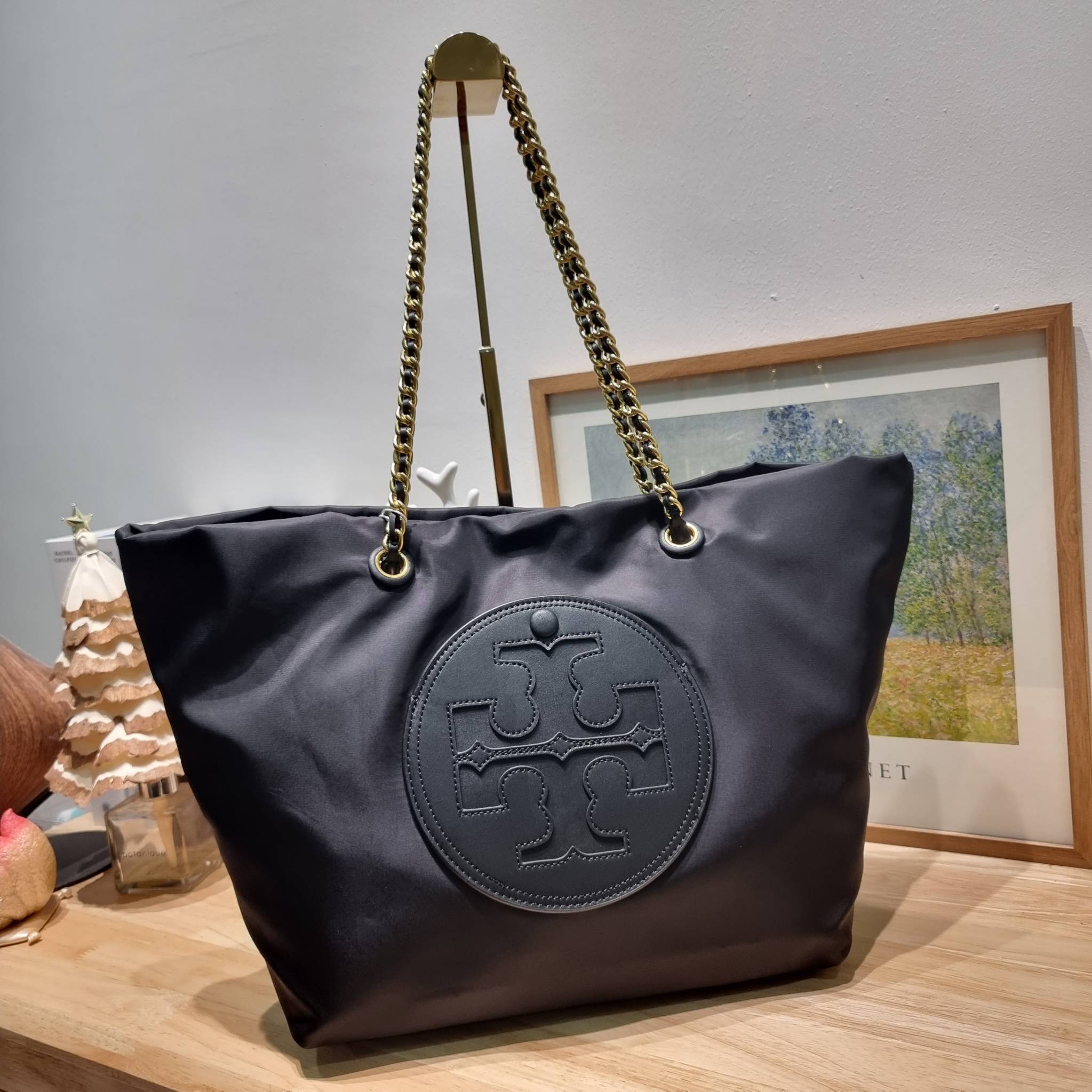 TORY BURCH Ella Chain Tote Bag / TORY TOTE NYLON BAG พร้อมส่ง 4 สี กระเป๋าสะพายทรงโท้ทใบใหญ่ จุของไปเลยแน่นๆ รูปทรงคลาสสิคชวนใช้ โดดเด่นด้วย patch โลโก้ แนะนำรีบสั่งใช้ไปสวยก่อนใครได้เลยน้า