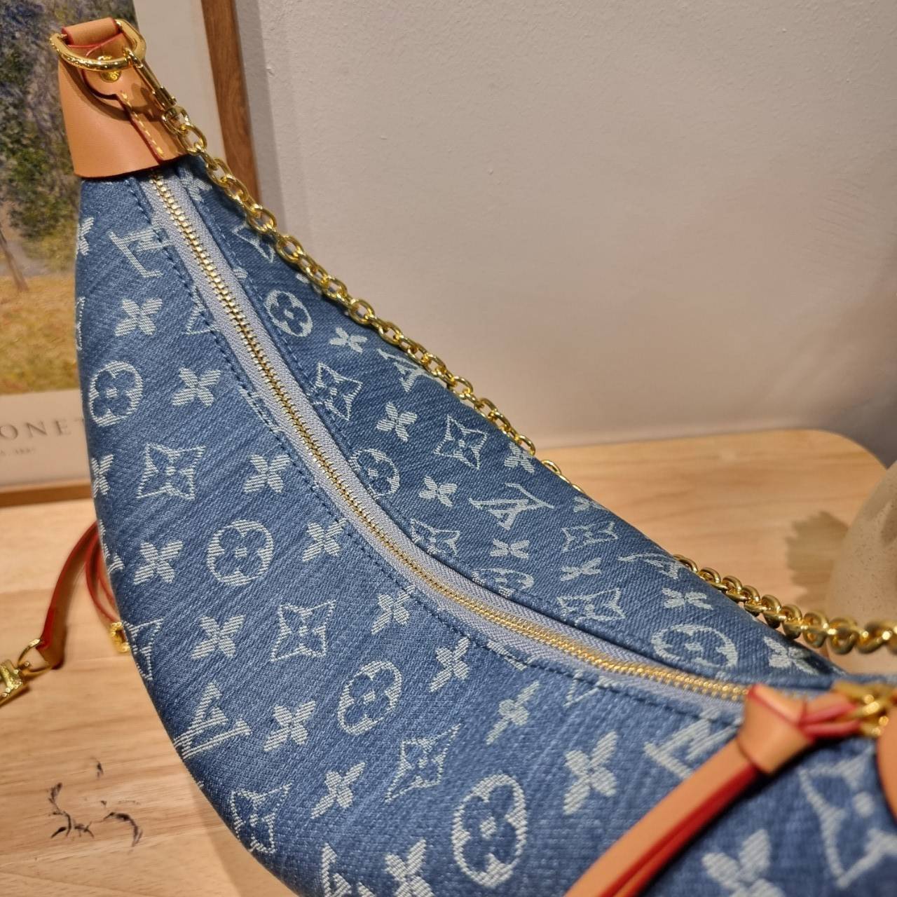 LV loop hobo denim สุดยอดเดอะเบสท์ไอเท็ม กับขนาดใหม่ ใหญ่จุๆ และดีไซน์ยอดฮิตสำหรับซัมเมอร์นี้ กับกระเป๋าสะพายทรงบาแกตต์ สวยหรู ดูแพงมาแต่ไกล