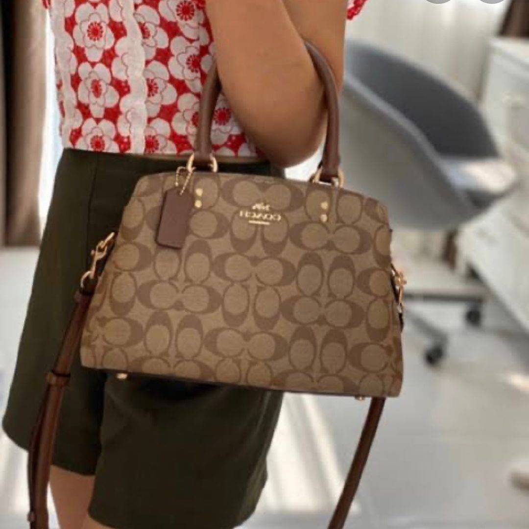 หัวใจจะวาย!! ละมุนมาก ลุคคุณหนูสุดๆ COACH MINI LILLIE CARRYALL (COACH F91494)🌺 ใช้ดีจนต้องบอกต่อ อีกแล้วจ้า ใครๆก็ถามหา😍>>>ทรงถัง รุ่นใหม่ 10 นิ้ว ขนาดกำลังดี เหมาะมือมาก มี 3 ช่องด้านใน ช่องกลาง เปิด-ปิด ด้วยซิป ส่วน 2 ช่องด้านข้