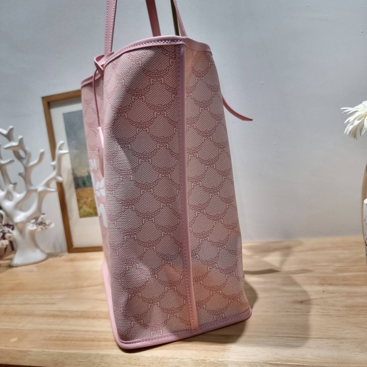 M.C.M MEDIUM HIMMEL SHOPPER IN LAURETOS กระเป๋าทรงโท้ทช้อปปิ้ง เรียบหรู คอลใหม่ พร้อมสีใหม่ ดีไซน์ละมุน น่าใช้มากๆ ก พิเศษสุดกับพวงหนังพร้อมห่วงกุญแจทึ่สามารถห้อยพวงกุญแจน่ารักๆได้