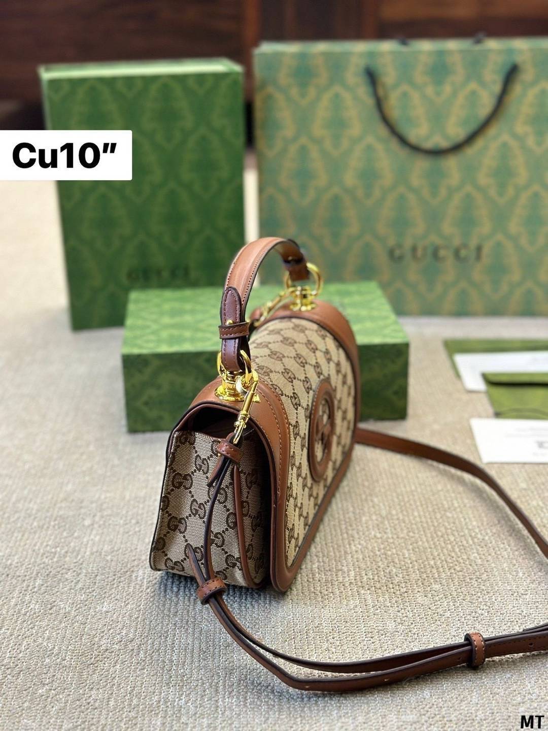 GUCCI Blondie small top handle bag กระเป๋าสะพายรุ่นใหม่สุดไอคอนนิก หนังแคนวาสสวยมากแถมยังมีกลิ่นหอมอ่อนๆ มาพร้อมหูจับและสายสะพายยาวปรับระดับได้ เหมาะมากสำหรับให้เป็นของขวัญ หรือจะให้ตัวเองก็ดีงามมากๆ