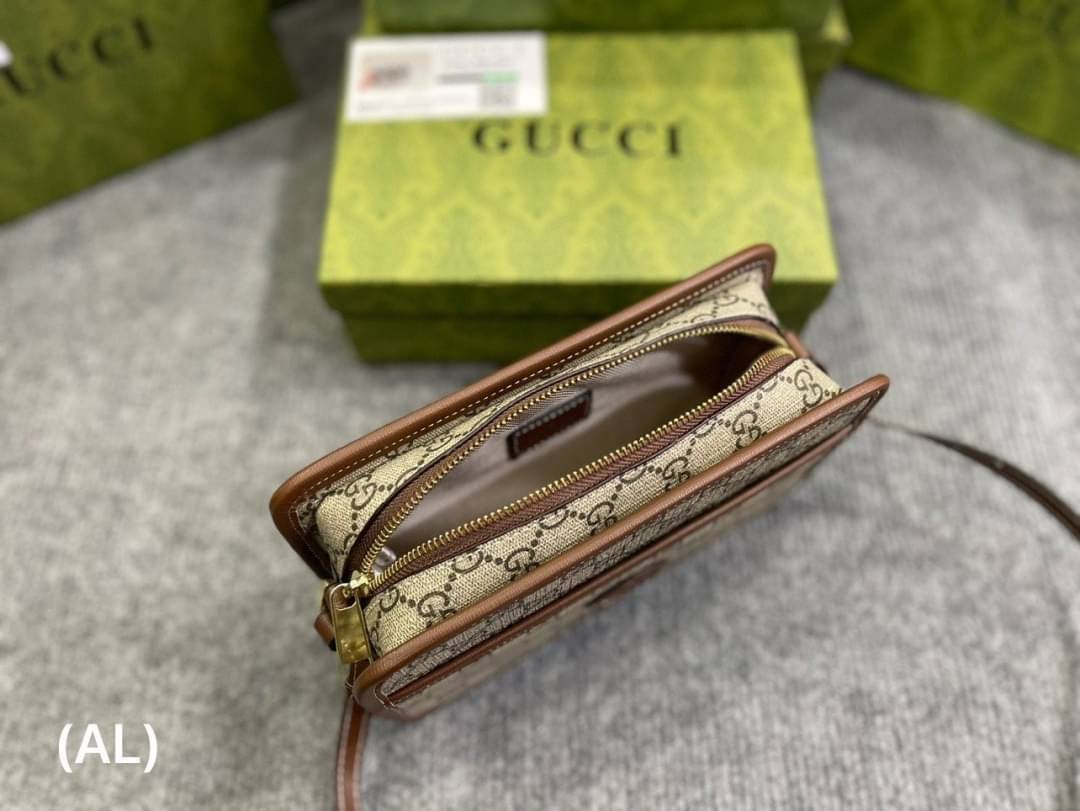 GUCCI Mini bag with Interlocking G กระเป๋าสะพายดีไซน์สวยสไตล์วินเทจดั้งเดิม รูปทรงกล่องใช้งานง่าย ใช้ได้ทั้งชายหญิง คลาสสิคและน่ารักในตัว ใช้ได้หลายโอกาสสะพายคล่องตัว เป็นอีกรุ่นที่แนะนำ ใช้ได้เป็น every look เลยค่ะ