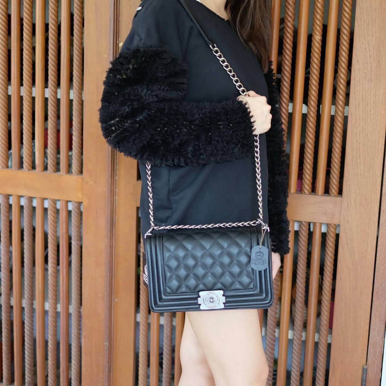ทางร้าน ได้กระเป๋า จากแบรนด์ KEEP ทรงเดียวกับ Chanel boy เลย รุ่น KEEP shoulder Luxury Quited bag สวย หรู เท่ มากๆ เลยน๊า กระเป๋าอยู่ทรง #หนังแกะสังเคราะห์นิ่มตึงสวยมากคะ สายโซ่ มีที่รองไหล่ สะพายสบายคะ สายปรับ สั้น ยาวได้คะ #ใบจริงสวยมาก เข้ากับชุดได้ง่า