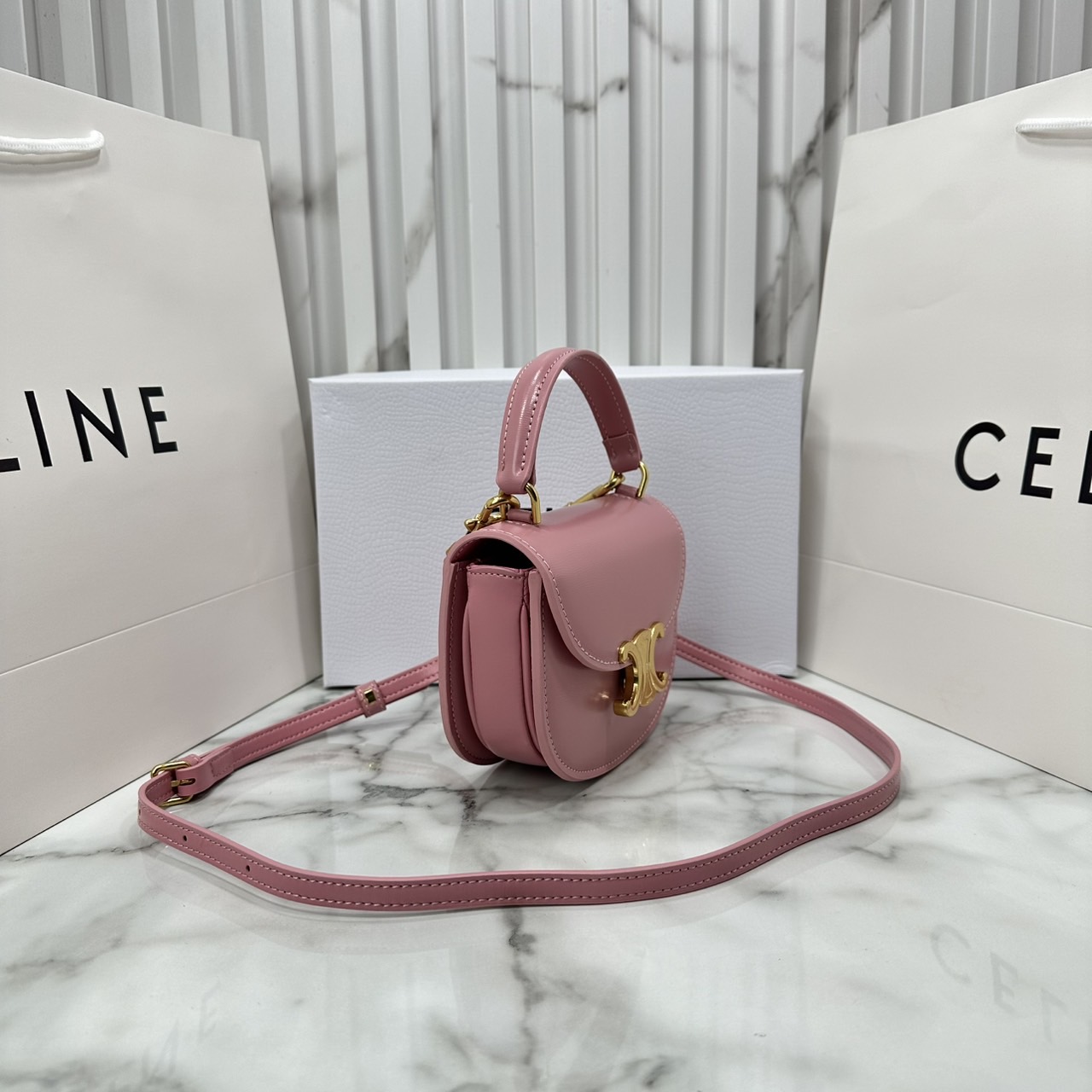 ORI หนังแท้ | CELINE MINI BESACE CLEA IN SHINY and leather กระเป๋าสะพายพร้อมหูจับ ไซส์มินิ แต่งโลโก้สีทองหรูหรา สวยโดดเด่น สามารถถือ สะพายไหล่ และสะพายข้างได้