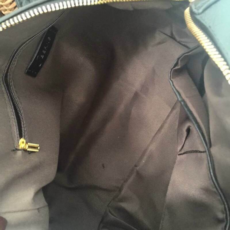 ใหม่ล่าสุด ทางร้านได้กระเป๋า แบรนด์ Berke ทรง Office hand bag มาฝากด้วยน๊า ตัวกระเป๋าหนังผิวสัมผัสคล้ายหนังแท้ ลายหน้งชัด สวยเวอร์ ดีเทลมีสไตด์มาก #ใบจริงสวยเวอร์ จุของคุ้ม ไม่หนักมาก #จุดเด่นภายในมีแบ่งช่องเก็บของได้ หลายช่องมาก สาวๆ ที่ของเยอะใบนี้ เลยค