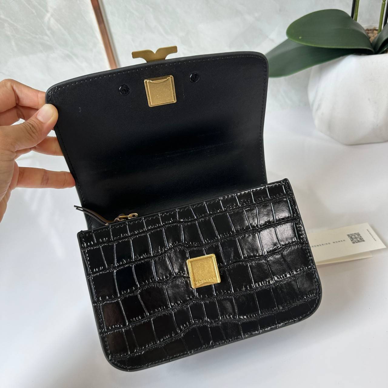6 สี Tory Burch Croc Eleanor Small Bag / TORY BURCH ELEANOR CROC EMBOSSED LEATHER กระเป๋าสะพายหนังพิมพ์ลายจระเข้ ดีไซน์หรูหรา โด่นเด่นด้วยโลโก้แบรนด์อะไหล่ด้านหน้า และสายสะพายโลหะสีทอง