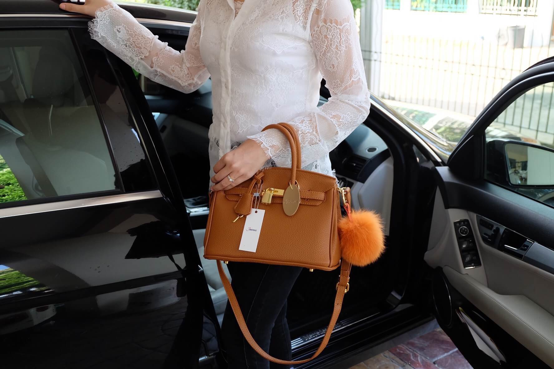 งานแท้ชนช้อป New arrival! ขนาด 10 นิ้ว จากแบรนด์ Berke กระเป๋าทรงสุดฮิต ตัวกระเป๋าหนัง Pu ดูแลรักษาง่าย ลายหนังสวยหรูมากๆคะ น้ำหนักเบา ตัวกระเป๋า ปรับได้ 2 ทรง ทรงรัดสายคาด กับ ถอดออกได้ ภายในบุด้วยหนัง PU เนื้อดี มีช่องใส่ของจุกจิกได้ ใบจริงสวยมาก