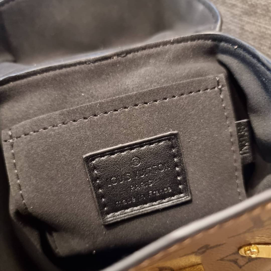 LV CROSSBODY BOX BAG / LV Reverse Monogram Camera Box Bag กระเป๋าถือ/สะพายวีไอพีพรีเมี่ยม สวยหรูทุกมุม ตกแต่งเพิ่มดีเทลด้วยหมุด วัสดุหนังแคนวาสคุณภาพ เปิดปิดด้วยตัวบีบล็อค แน่นหนา มีหูจับในตัว และสายสะพายข้างมาให้ ภายในเป็นช่องโล่ง ใส่มือถือได้ทุกรุ่น มาพ