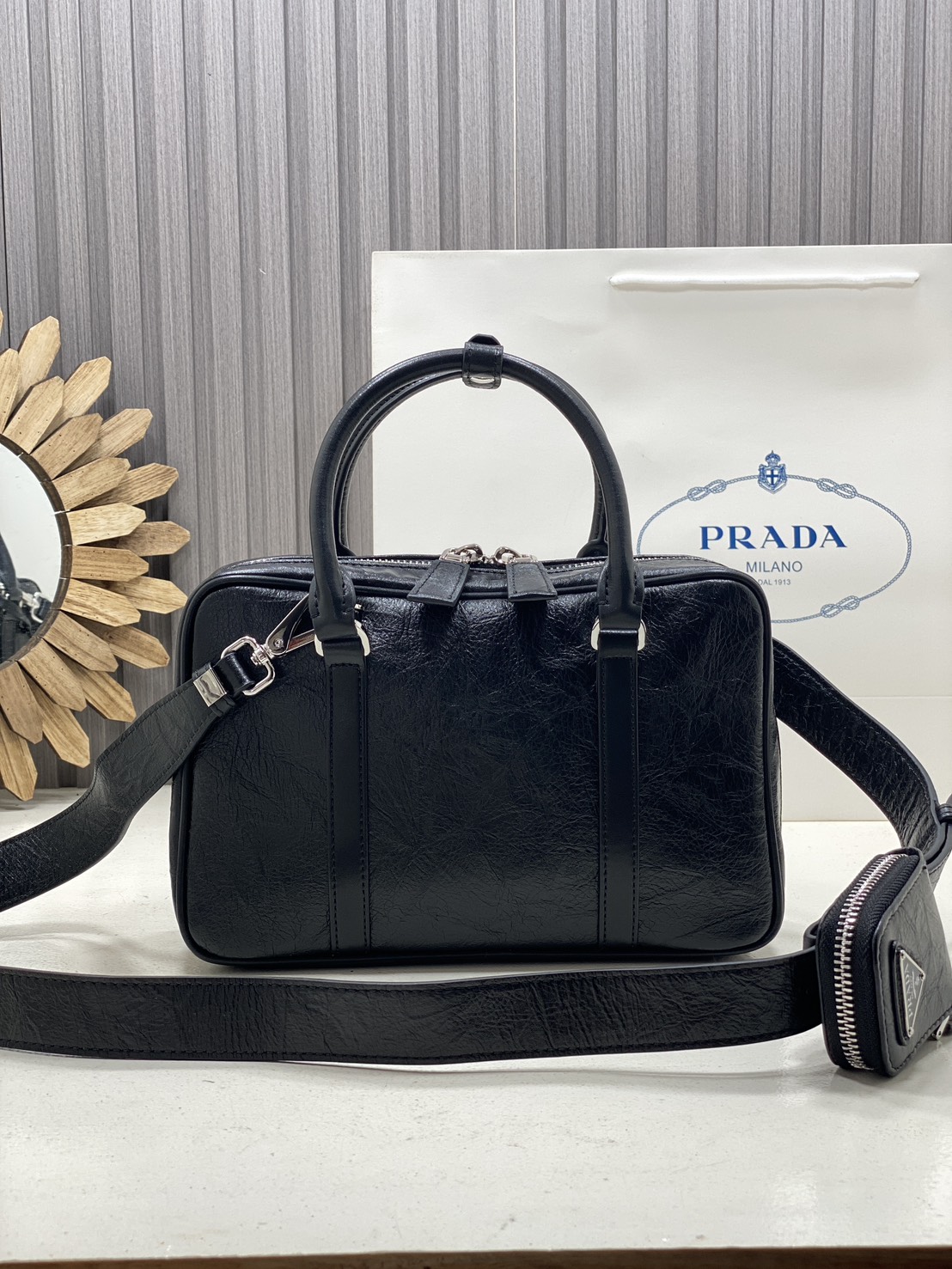ORI หนังแท้ | Prada Small Top-handle Bag in Antique Nappa กระเป๋าสะพายพร้อมหูจับ งานหนังยับดีไซน์เอฟเฟกต์เท็กซ์เจอร์ที่มีเสน่ห์สไตล์วินเทจ พร้อมทริกห้อยเพิ่มสไตล์สัมผัสที่โดดเด่นและร่วมสมัยยิ่งขึ้น