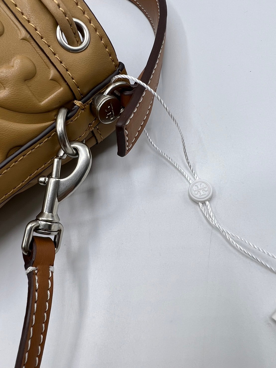 6 สี Tory Burch Puffy Mini / Tory burch T Monogram Puffy Patent Mini Bucket Bag / Tory Bucket Bag กระเป๋าบัคเกต size เล็ก โดดเด่นด้วยโลโก้ตัวนูนปั๊มด้านหน้า