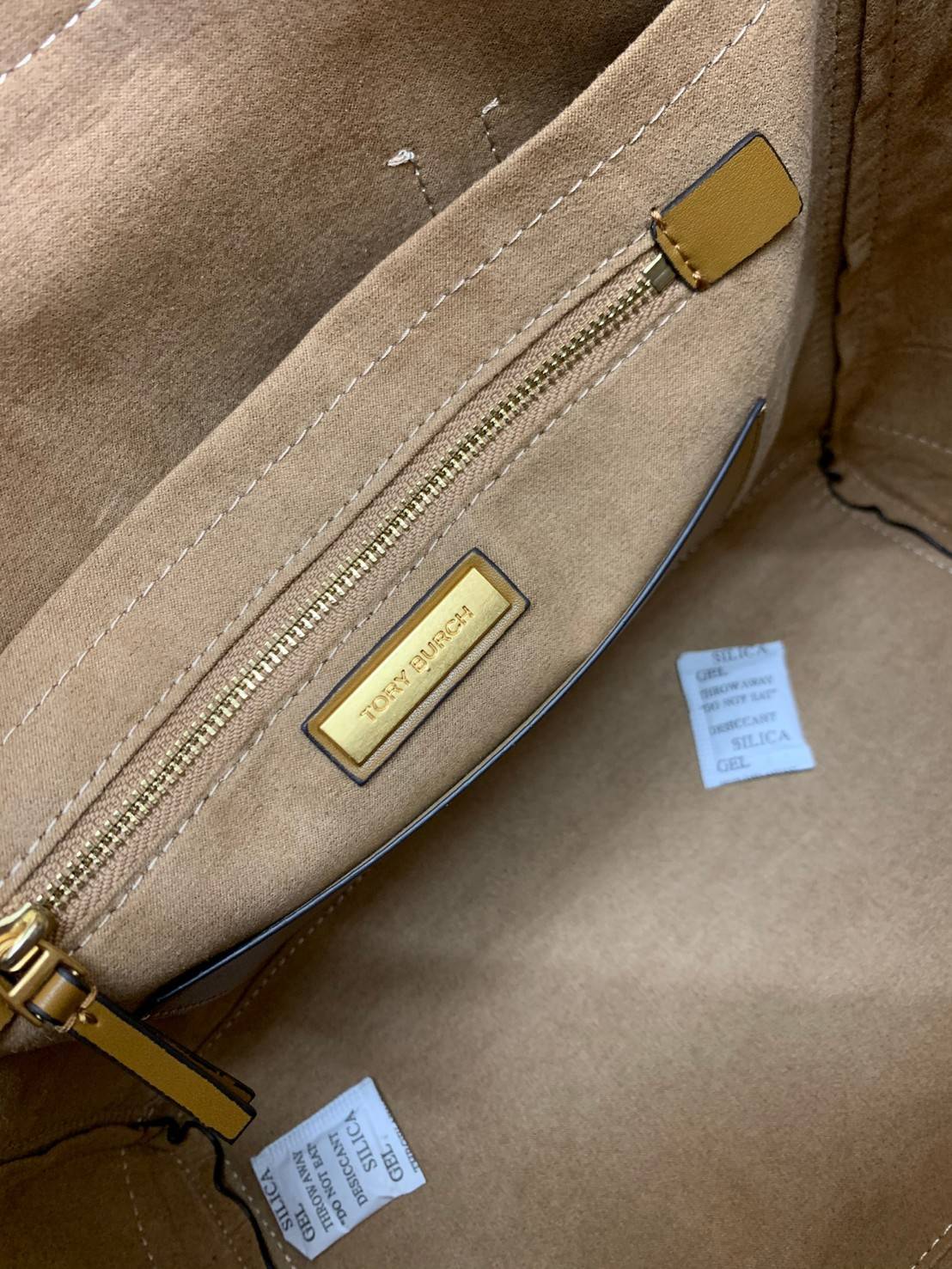 OUTLET 】Tory Burch T Monogram Jacquard Tote Bag ใบใหญ่ใส่จุมากค่ะสาวๆ! พร้อมส่ง! กระเป๋าที่สามารถใช้ได้กับทุกๆวัน วัสดุJacquard+หนัง ได้ลงตัว สวยงามค่ะ ปากกระเป๋าแบบหูรูด ที่จับอะไหล่แบรนด์สวย ภายในกระเป๋ากว้างมากๆ สาวๆที่สัมภาระเยอะนี่หายห่วงไปเลยค่ะ มีช