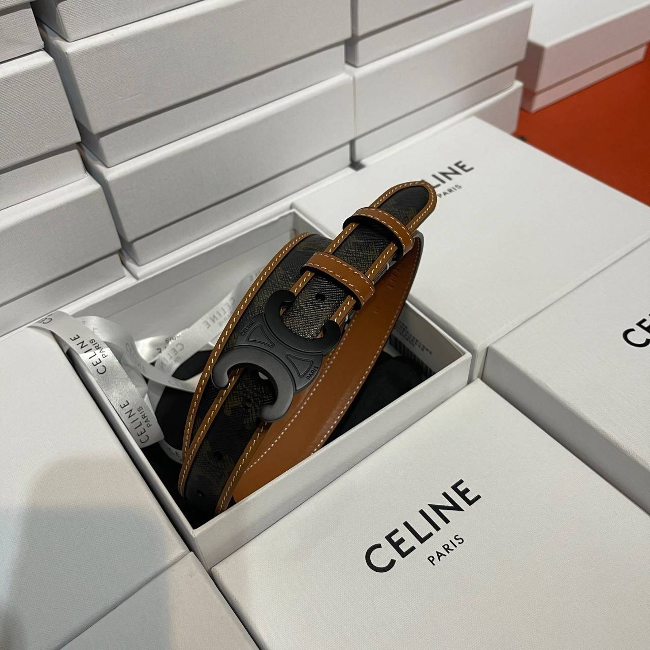 หนังแท้ Ori CELINE BELT LOGO 25MM / Celine Vintage Logo Leather Belt ออริจินอลเกรด รุ่นนี้สวยมากหนังดีมากแบบเทียบแท้หนังนิ่มมาก ทำจากหนังแท้ งานละเอียด ตัตเย็บสวยงาม หนังดีถอดแบบมาจากของแท้ หัวเข็มขัดโลโก้แบรนด์แบบ 3D Vintage สีดำ ปั้มโลโก้คมชัดคล้ายของจร