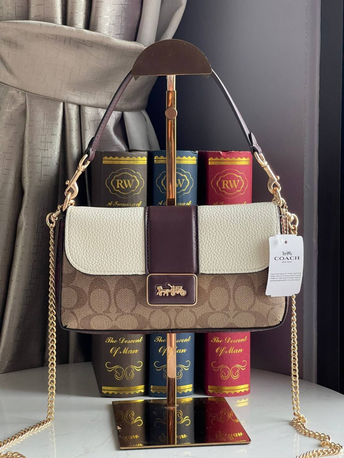 Coach grace series carriage logo handbag slingbag shoulderbag F2232 กระเป๋ามาพร้อมดีไซน์ที่ดูหรูหรา มีเอกลักษณ์เป็นที่จดจำได้ง่าย รวมถึงมีสีสันให้เลือกหลากหลายจึงครองใจสาว ๆ ได้ไม่ยาก โดยกระเป๋าออกแบบให้มีลักษณะเป็นกระเป๋าสะพายไหล่ทรงเหลี่ยมสุดคลาสสิก ที่