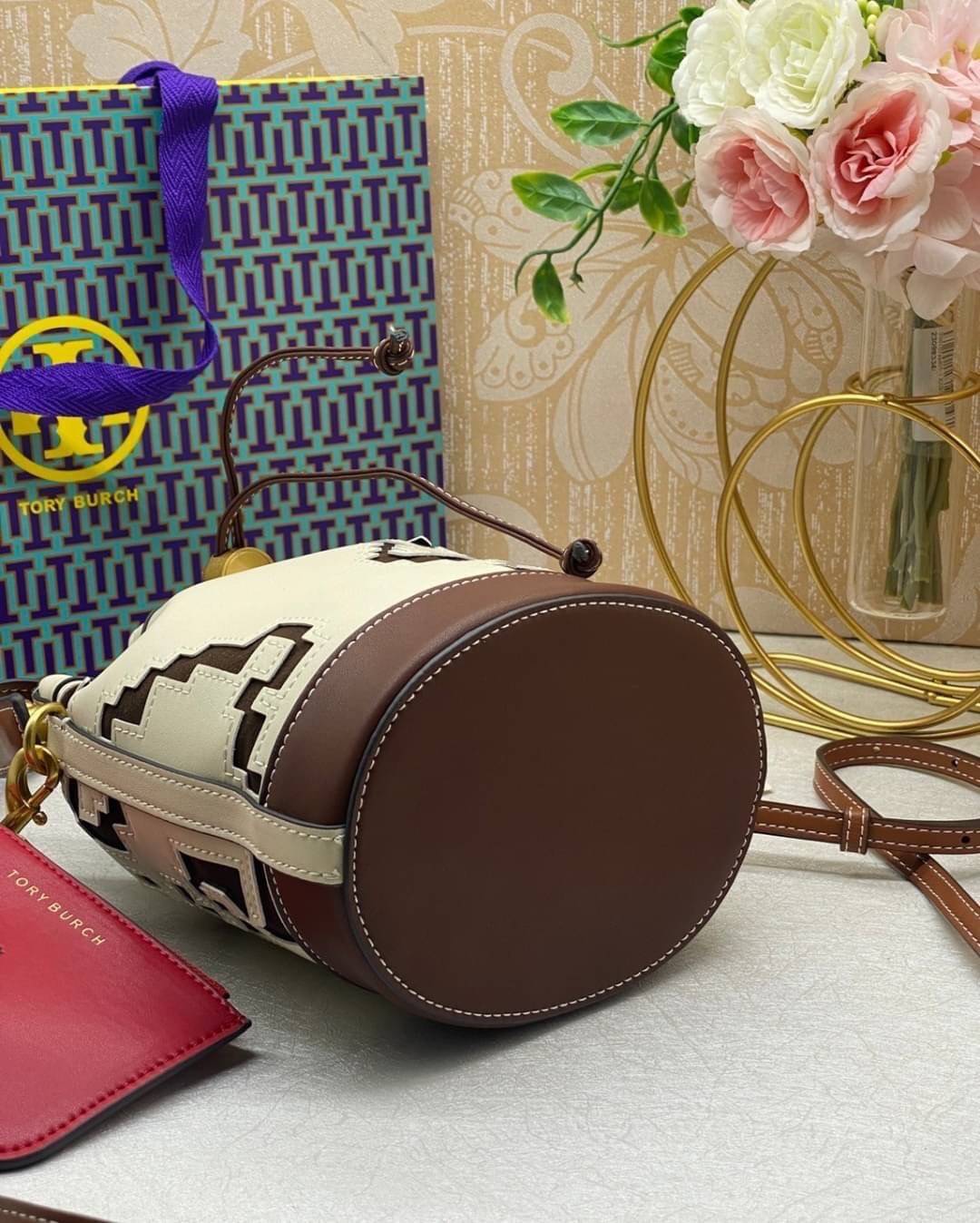 TORY BURCH MINI PIXELATED RABBIT BUCKET BAG 🐇 อดใจยังไงไหว น่ารักขนาดนี้ 🥕🥕 คอลเลคชั่นสุดเด็ดของปีนี้ น้องกระต่ายสุดน่ารัก กระเป๋าทรงบักเก็ตรุ่นยอดนิยม