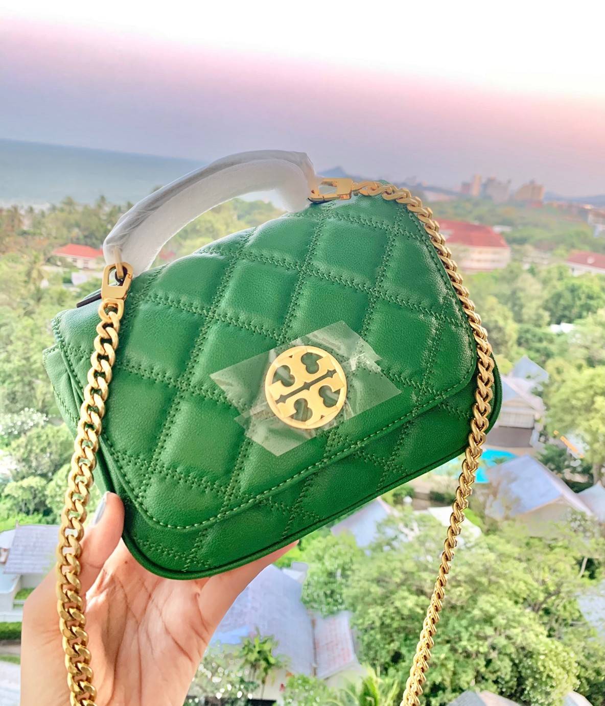 Tory Burch Willa Mini Top Handle Bag พร้อมส่งที่ไทย ใบจริงคือสวยสุดดไปเลยค่าา! กระเป๋าสะพายข้างหรือหิ้วก็เก๋ไปอีกเลยค่ะ! หนังแท้อย่างดี ลายนวมนิ่มมือดีมากค่ะ ด้านหน้ามีอะไหล่โลโก้แบรนด์ เปิดปิดกระเป๋าแบบกระดุมแม่เหล็ก ภายในสามารถใส่กระเป๋าเงินใบกลางได้;มื