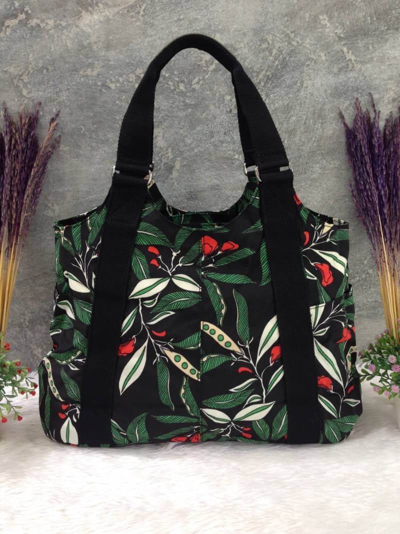 Kipling รุ่น Cicele กระเป๋าสะพายไหล่ใบใหญ่ สวยน่ารัก ตัวกระเป๋าด้านในเป็นช่องโล่งแบบปิดเปิดด้วยซิป มีช่องซิปด้านใน ด้านข้างกระเป๋า มี 2 ช่อง ปิดเปิด ด้วยเทป พร้อมที่ใส่โทรศัพท์ ปากกา และ MP 3 ในส่วนด้านใน และ ด้านข้างกระเป๋า ซ้าย-ขวา เป็นช่องขนาดเล็กสำหรั