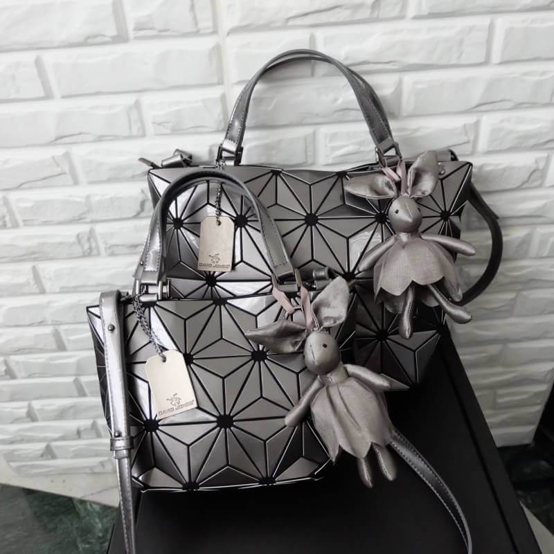 สีเข้าใหม่ล่าสุด ลาย Limited edition หายาก 👍ปรับทรงได้ 2 แบบ น่ารักมาก สี Gloss grey สวยที่สุด มาพร้อมกระต่ายเข้า set เลิศคะ กระเป๋า จากแบรนด์ David Jones กระเป๋าสะพายข้างดีไซน์เกร๋มาก สีสวยหรูมาก ขนาดกะลังดีเลย น้ำหนังเบามากคะ ภายในมีช่องเก็บของจ