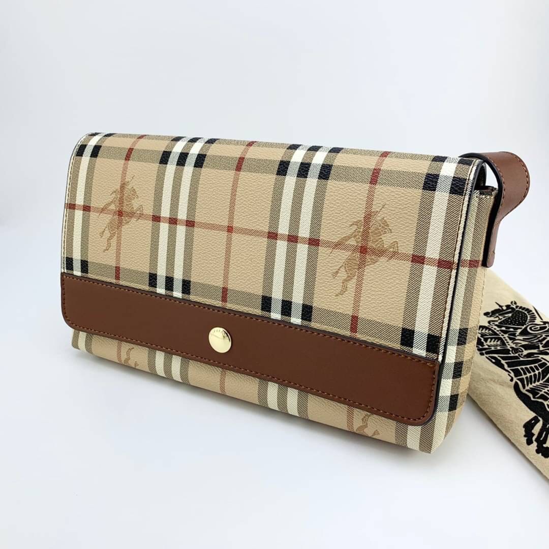 พรีเมี่ยมกิ๊ฟแท้ 💯% 】BURBERRY VINTAGE BAG VIP GIFT WITH PURCHASE (GWP) พรีเมี่ยมกิ๊ฟ Limited Edition จากBURBERRY วัสดุหนังPVC สวยอยู่ทรง ตัดด้วยสายหนังสีน้ำตาลเข้ม