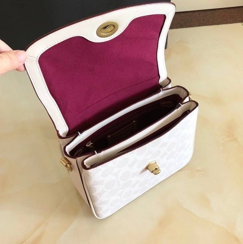 3สาย Coach 89089 Cassie Crossbody 19 In Signature Canvas เรียบหรู ดูดี ต้องไอเท็มนี้เลยจ้า กระเป๋าถือ/สะพายข้าง สุดพิเศษ!! มีสายมาให้ถึง 3 แบบ!! สลับใช้แมทช์ตามสไตล์ได้เลย วัสดุหนังแคนวาสสลับหนังเรียบ เปิด-ปิดด้วยตัวบิดล็อค ภายในแบ่งสัดส่วนอย่างดี ใส่ของไ