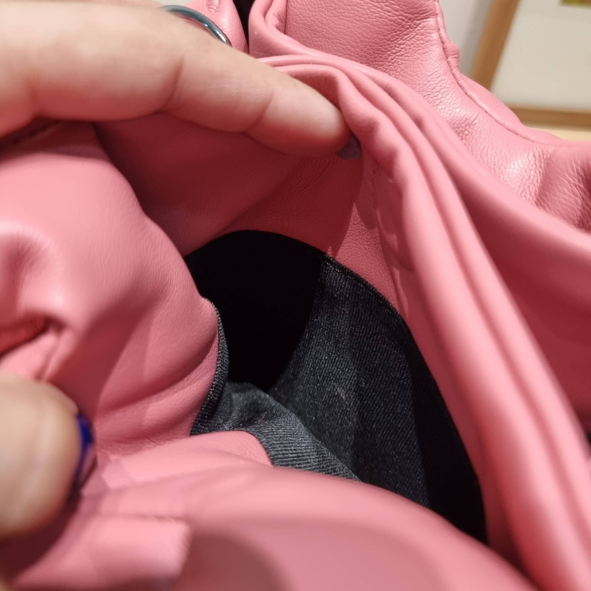 PRADA Small padded Soft nappa-leather bag พร้อมส่ง 4 สี น้องใหม่ล่าสุด กับคอลเลคชั่นที่ทำออกมาตอบโจทย์ได้ทุกไลฟ์สไตล์