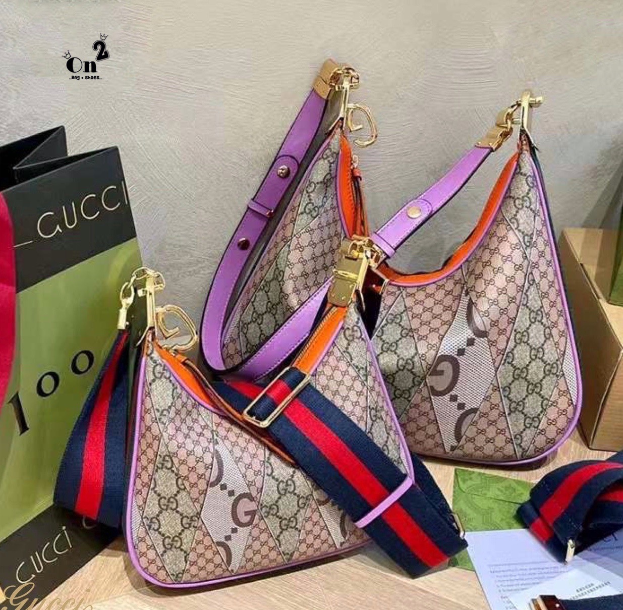 Gucci Attache shoulder bag มาใหม่ชนช้อป สวยหรู หรูหราเหนือกาลเวลาในคอลเล็กชั่น Gucci Love Parade ใบนี้ดารา เซเลป เลือกถือคือเริ่ดมาก จะลุคคูลๆเท่ๆหรือสวยหรูดูแพงก็ได้หมด แมทง่ายใช้ได้ Everyday Look ราคาสุดคุ้มเลยค่า