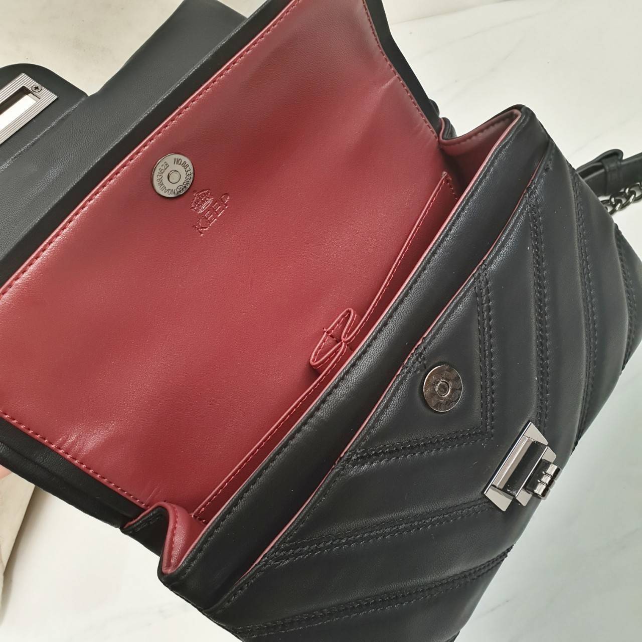 รุ่นขายดีเข้าเพิ่มค่า KEEP รุ่น coco chain handbag กระเป๋าทรงหรู รอบใหม่ ใช้หนัง Microfiber นิ่ม ฟู ตึงสวย ทนกว่าเดิมอยู่ทรง ใครชอบสไตล์นี้ห้ามพลาดนะคะ ใบนี้มีหูถือได้ ด้านในสีแดงสวย มีช่องแบ่งเก็บของหลายช่อง ด้านหลังมีช่องพิเศษสามารถใส่มือถือได้ค่ะ สายปร