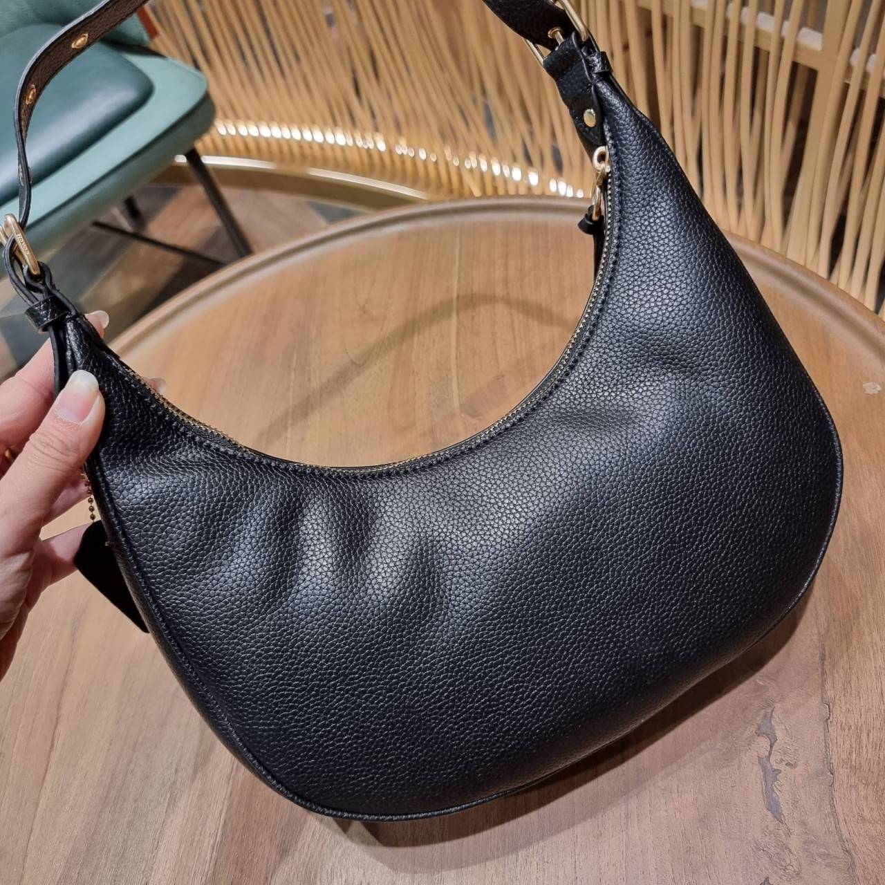 COACH C4108 BAILEY HOBO WITH WHIPSTITCH BEST SELLER ต้องมา!! กระเป๋าทรงโฮโบ ดีไซน์หรูหรา แมชท์ง่ายกับทุกไลฟ์สไตล์ วัสดุหนัง pepble หนังนิ่มสวย เปิด-ปิดด้วยซิปรูดใช้งานง่าย ภายในโล่งกว้าง สายคล้องสะพายไหล่ มีดีเทลน่ารักน่าใช้ ใช้งานสะดวกและง่ายต่อการใช้ชีว