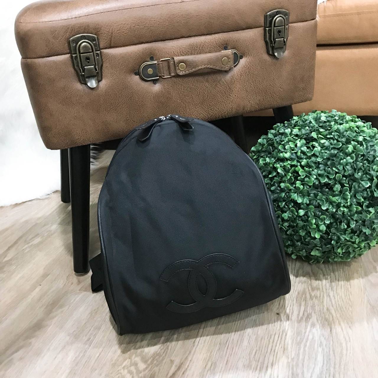 Chanel VIP Gift Backpack (พร้อมส่งโลโก้ขาว) สินค้าเป็นของแท้ ใหม่จากเค้าเตอร์เครื่องสำอาง/น้ำหอมแบรนด์ กระเป๋าเป้ของแท้จาก Chanel VIP Gift Bag วัสดุไนล่อน หัวซิปทำจากหนังปั้มชื่อแบรนด์ ด้านในเป็นช่องกว้าง และมีช่องซิปเล็ก ตัวสายสะพายด้านหลังเลื่อนปรับได้ค