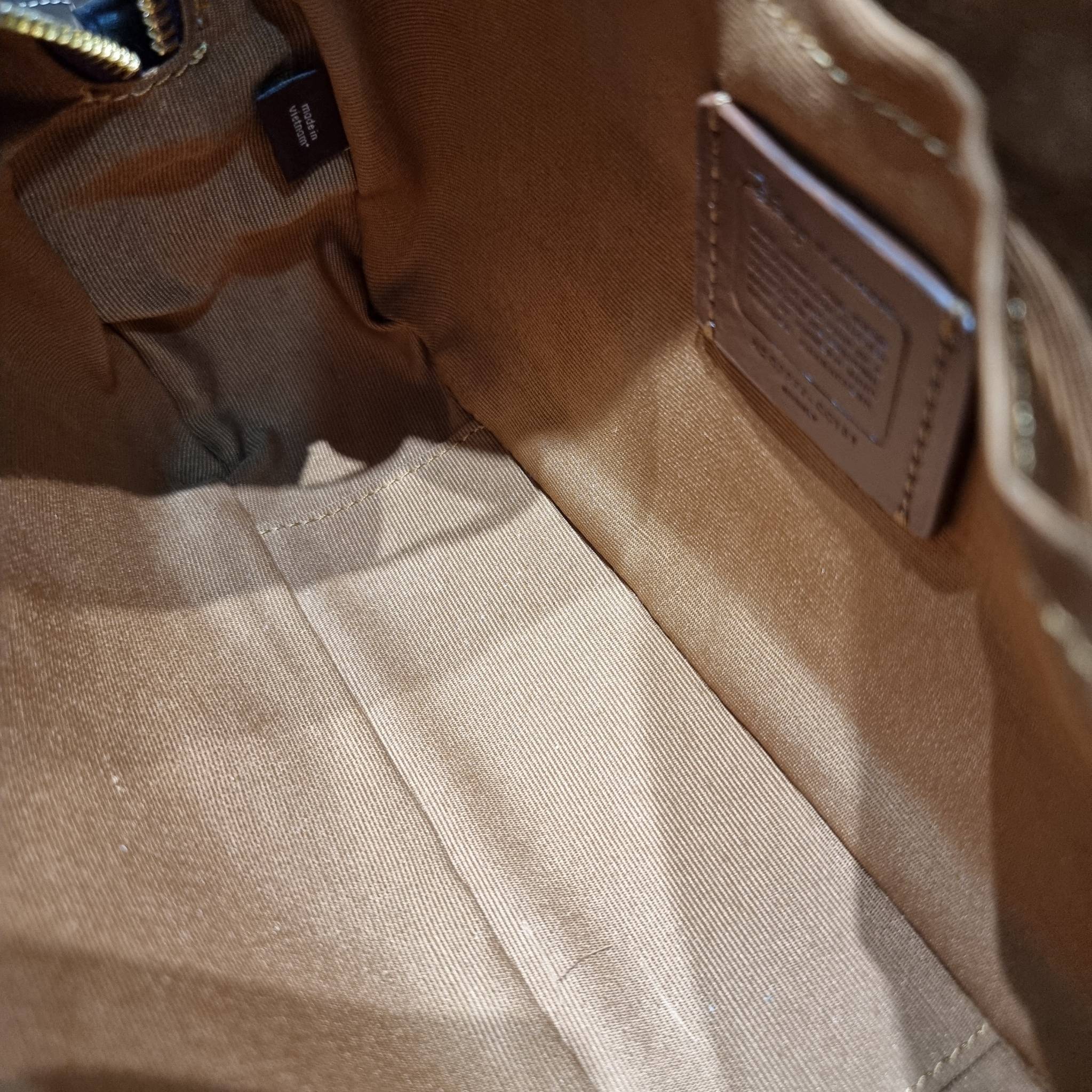 Coach Disney X Coach Jamie Camera Bag In Signature Canvas With Patches CC151 คอลใหม่ เอาใจสายยัยตัวร้าย ดีไซน์รวมเหล่าตัวแสบจากดิสนีย์ กับกระเป๋าสะพายข้าง สวยอยู่ทรง โดดเด่นด้วยลวดลายบนผืนหนัง วัสดุหนังแคนวาสตัดสลับหนังแท้ เปิด-ปิดด้วยซิป ใช้งานง่าย ดูผู้