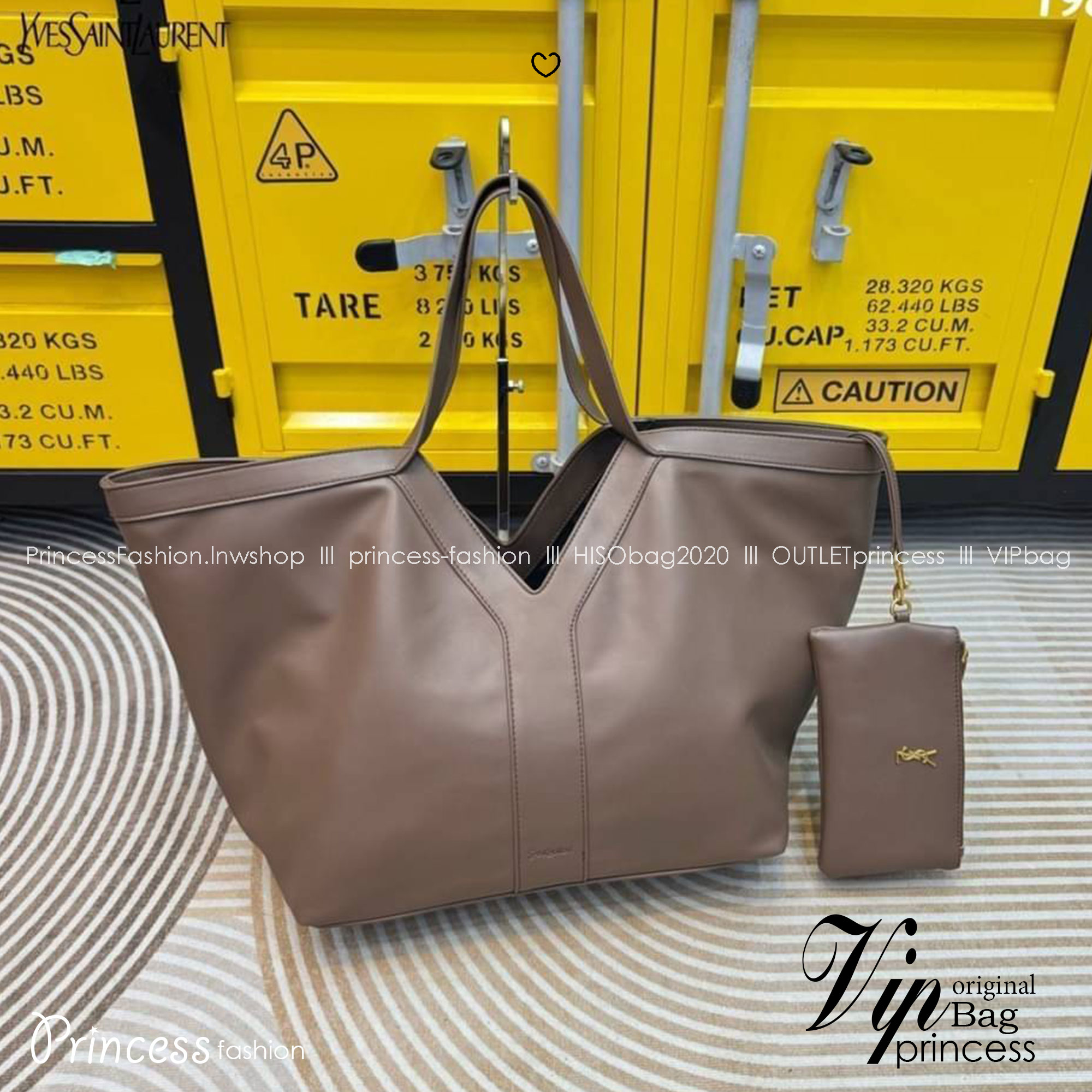 YSL Y TOTE IN LEATHER BAG กระเป๋าสะพายทรงโท้ทใบใหญ่ รุ่นใหม่ล่าสุด งานหนังสวยเต็มใบ ดีไซส์เรียบหรูดูแพงอย่างแท้จริง ภายในโล่งกว้างมาก จุของได้เยอะสุด เอาใจสายแบกแต่ยังคงความหรูไว้ในตัวอย่างแน่นอน