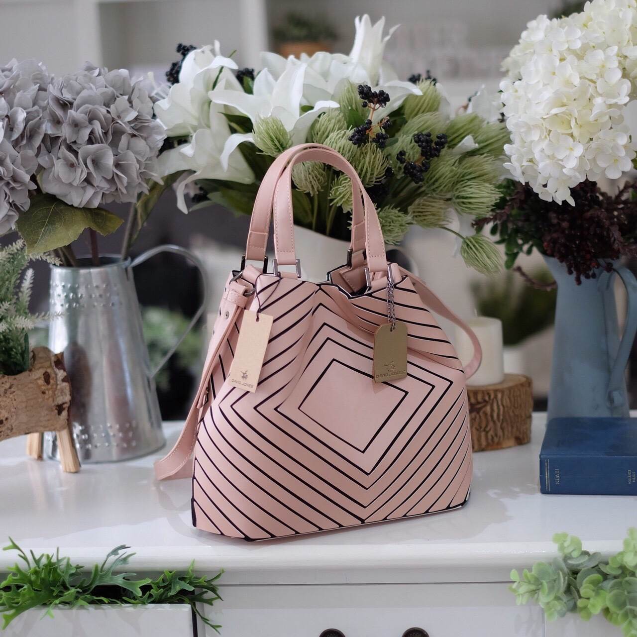 ลายใหม่ Square shape ลาย Limited edition หายาก สวย modern มากค่า 👍ปรับทรงได้ 2 แบบ น่ารักมาก สี Rose morning // Light grey สวยเข้ากับชุดง่ายมาก 💥💥น้ำหนักเบาเพียงแค่ 3.5 ขีดเท่านั้น !!!! 📌📌กระเป๋า จากแบรนด์ David Jon