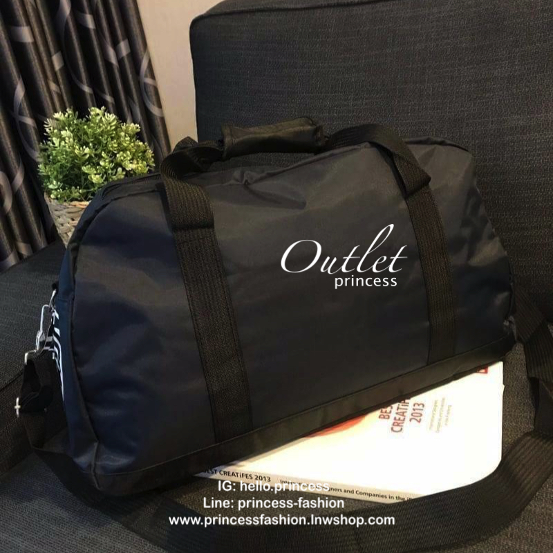 NIKE TRAVEL BAG กระเป๋าเดินทางสะพายสไตล์ Sport ใบใหญ่ วัสดุ NYLON + POLYESTER ด้านหน้าสกรีนโลโก้แบรนด์พร้อมช่องซิปใช้งานง่าย ช่องใหญ่เปิดปิดด้วยซิปคู่ ภายในกว้าง ใส่เสื้อผ้าสำหรับเดินทาง หรืออุปกรณ์เล่นกีฬาและฟิตเนสได้ มาพร้อมสายสะพายปรับได้ฟรีไซส์ ใบใหญ่