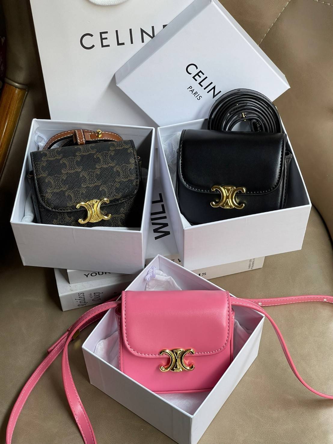 CELINE MINI TRIOMPHE IN TRIOMPHE CANVAS กระเป๋ามินิทรงชิค ดีไซน์รูปกล่องสุดแสนมินิมอล สามารถสะพายแบบ Crossbody และยังเป็น Belt Bagได้อีกด้วย วัสดุแคนวาสลาย Triomphe แบบไม่มีตกยุค ด้านหน้าโดดเด่นด้วยโลโก้สีทอง เป็นอีกหนึ่งตัวเลือกให้คุณเลือกสะพายในชีวิตประ