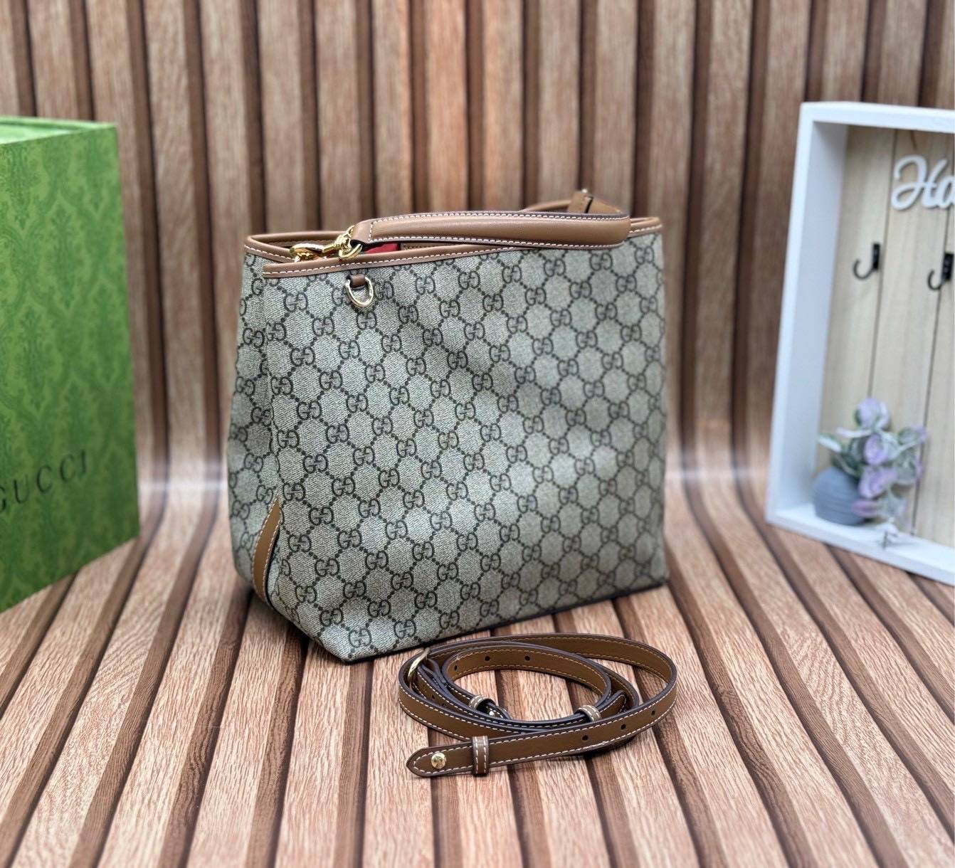 ORI หนังแท้ | GUCCI GG Emblem medium bucket bag กระเป๋าถือ/สะพายทรงบัคเก็ต ขนาดกลางใบใหญ่ จุของได้เยอะ ดีไซน์คลาสสิคคงความเอกลักษณ์