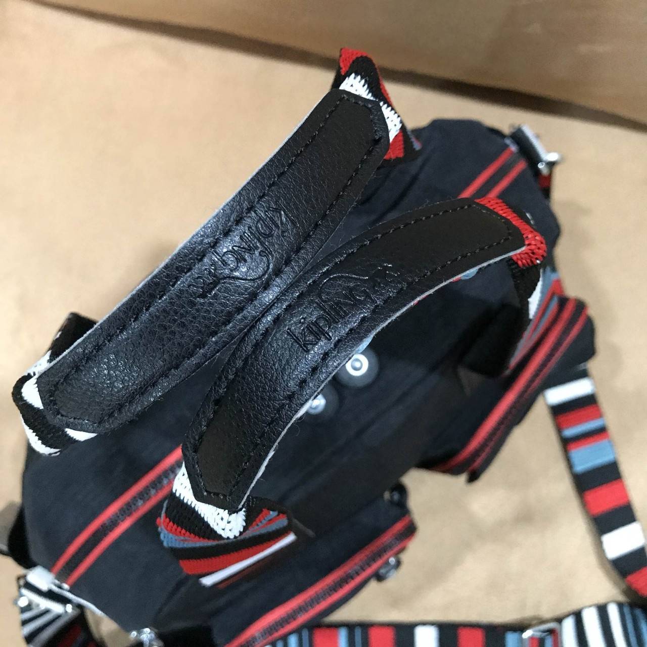 KIPLING NYLON CITY BAG กระเป๋าถือหรือสะพาย สไตล์ลำลอง วัสดุ Nylon+Polyester 100% น้ำหนักเบา มีหูหิ้วจับถนัดมือเ เละสายสะพายยาวปรับได้ มือจับหูหิ้วเป็นหนังปั๊มโลโก้ เปิดปิดด้วยซิปอมีช่องซิปใส่ของ ด้านหน้า และด้านหลังอเเยกเป็นสัดส่วน หัวซิปเเบรนด์ ภายใน กว้