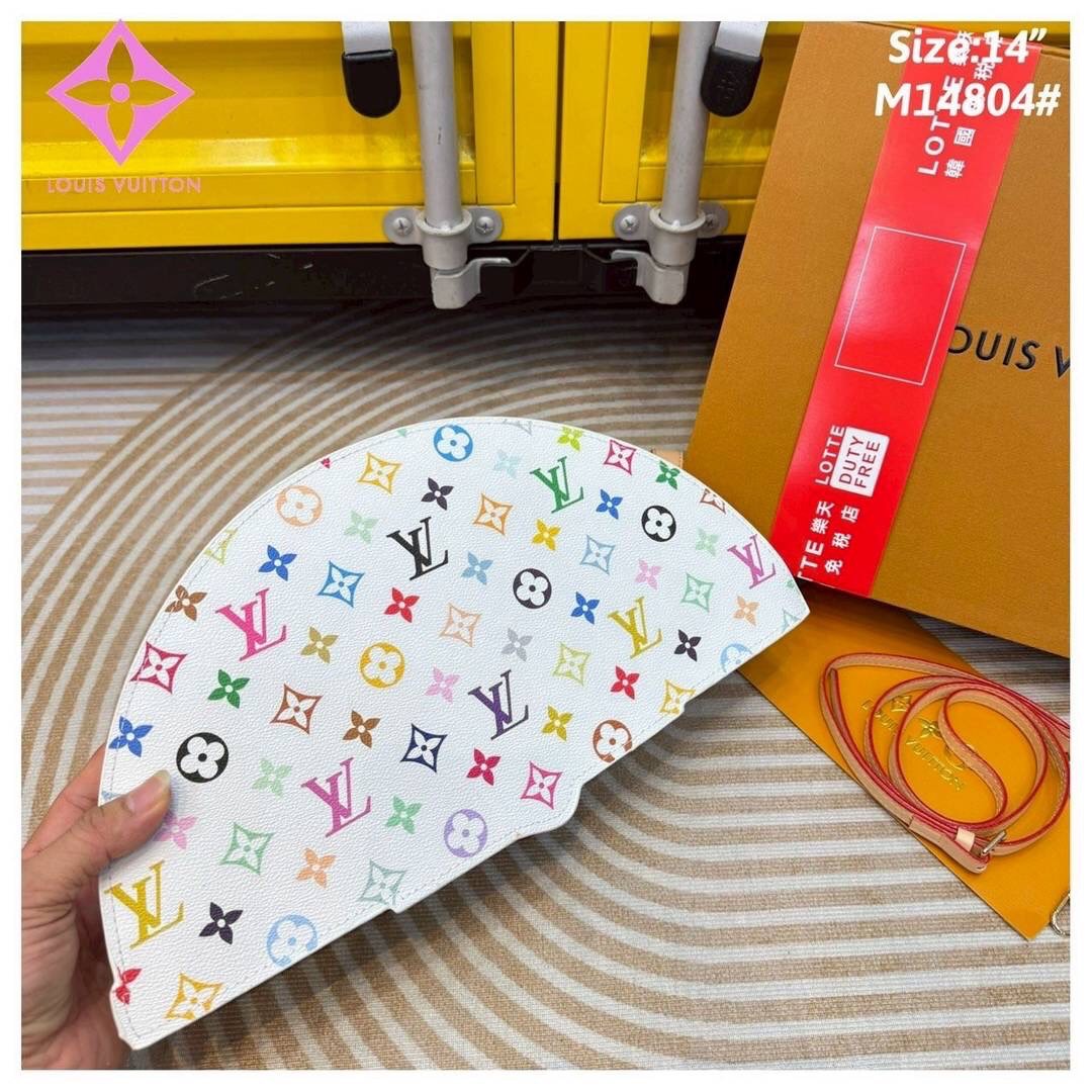 LV Fan Clutch Bag Monogram Flower กระเป๋าทรงคลัชรูปทรงคล้ายพัดพับได้ ดีไซน์น่ารักสดใส ใหม่ล่าสุด โดดเด่นไม่เหมือนใคร