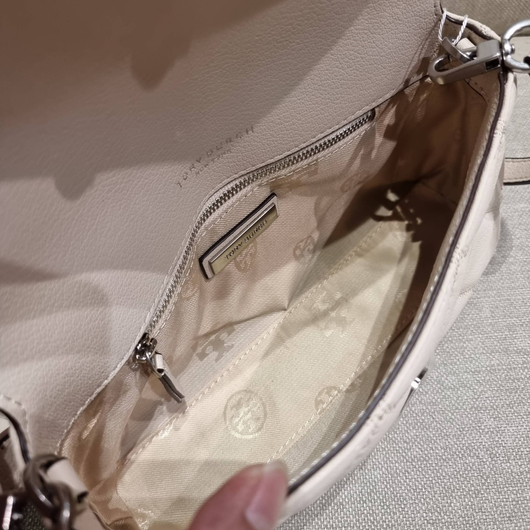 TORY BURCH WILLA MINI SHOULDER BAG ใหม่ล่าสุด พร้อมเสิร์ฟไม่ต้องรอพรีฯ กระเป๋าสะพายดีไซน์เลิศ ทรงสวย กะทัดรัด สะพายคล่องตัว ดีไซน์บุนวม เส้นคมสวยหรู