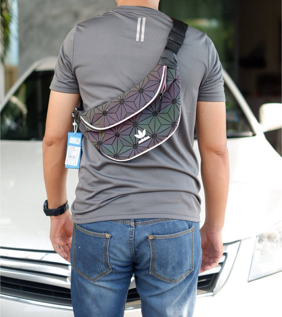 Adidas Originals 3D Mini Airline (ISSEY MIYAKE Style Shoulder Bag) กระเป๋าสะพายสไตล์สปอร์ตแบบคาดเอวคาดอกรุ่นใหม่ดีไซน์สุดฮิตสไตล์ ISSEY MIYAKE ใช้ได้ทั้งชายและหญิง ขนาดกำลังดี น้ำหนักเบา ด้านหน้าประดับโลโก้แบรนด์ เปิดปิดด้วยซิปสะดวกใช้อะไหล่ปั้มแบรนด์สวยด