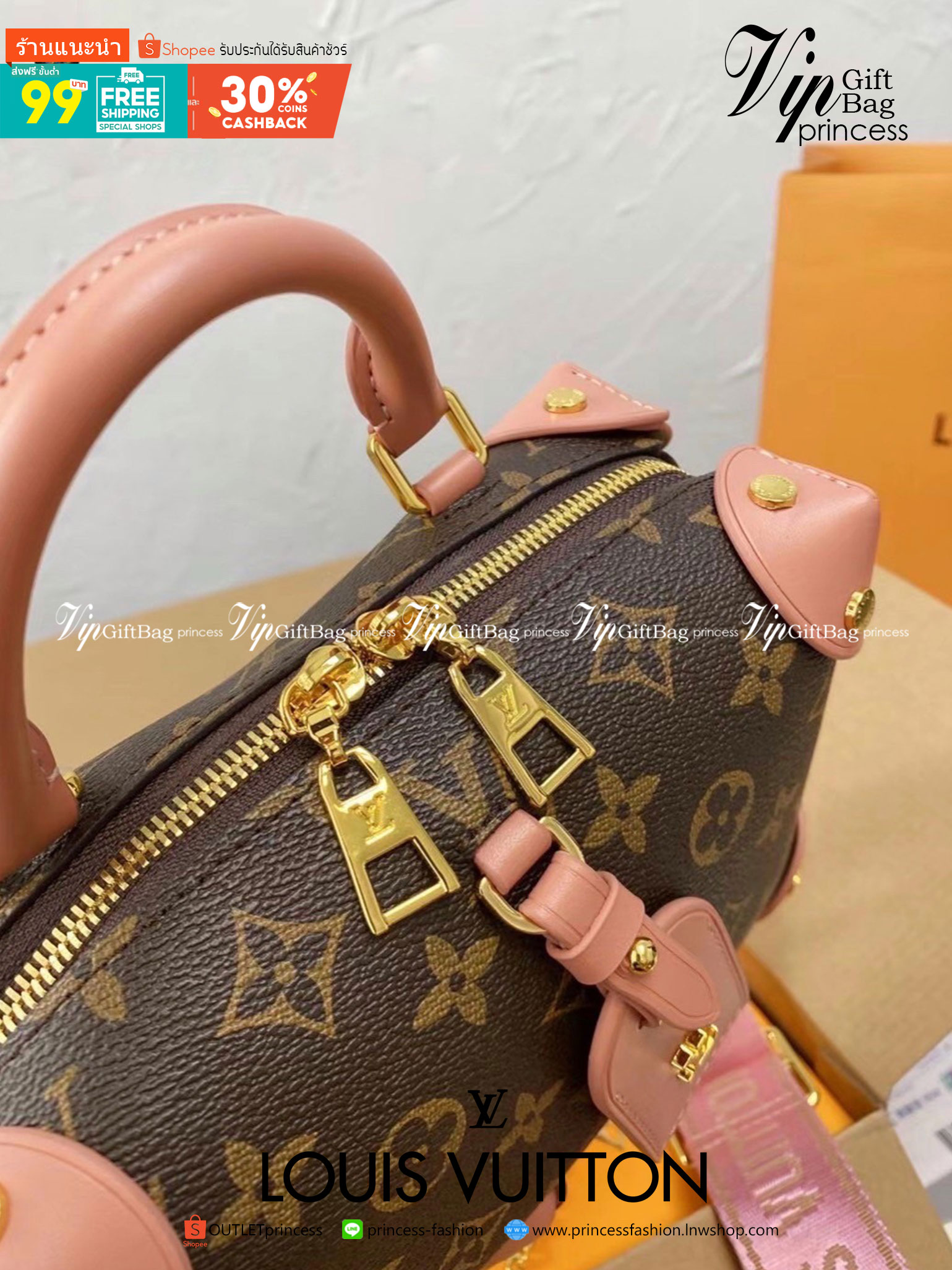 VIP 】LV Louis Vuitton Petite Malle Souple Bag กระเป๋าสะพายทรงหมอนมินิสวยน่าใช้มากค่ะ ขนาดกำลังน่ารักเลยค่ะ ภายในโล่งกว้าง ใส่ของได้เยอะน้าา งานซิปกลางเก็บของได้อย่างมิดชิด หนังลายโมโนแกรม มาพร้อมสายสะพายยาว 2 สาย ถอดออกถือได้ ไอเท็มน่ารักขนาดนี้ ไม่มีได้ไ