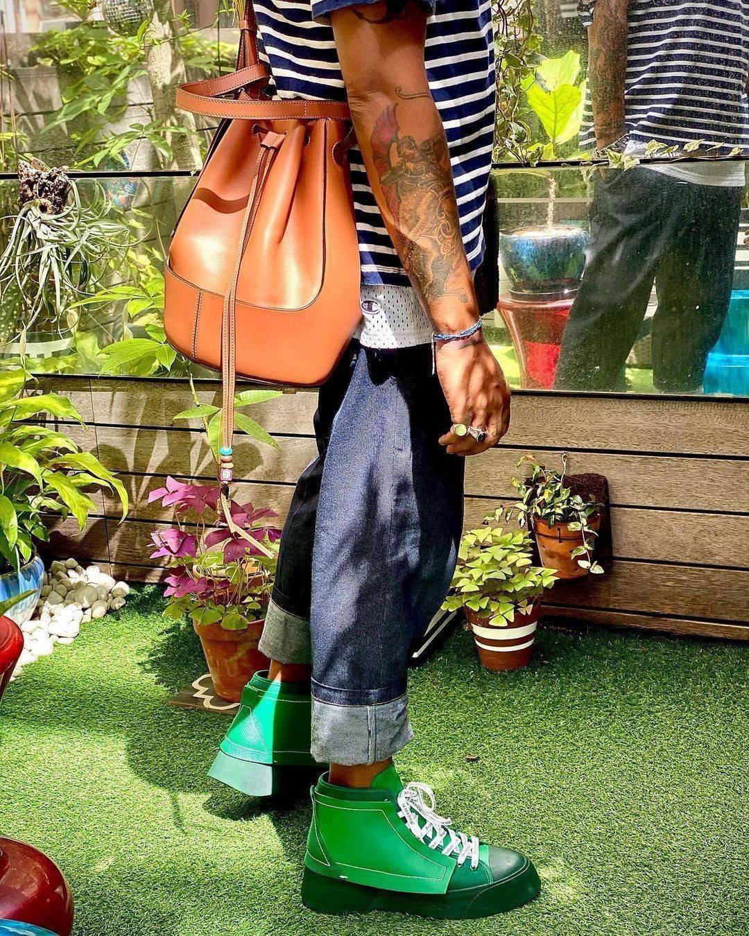 LOEWE LEATHER BUCKET BAG VIP GIFT WITH PURCHASE GWP กระเป๋าถือหรือสะพายหนังแท้พรีเมี่ยมกิ๊ฟ Limited จาก LOEWE PERFUME DUTYFREE COUNTER รุ่นใหม่ล่าสุด Rare items สุดเลอค่า วัสดุหนังแท้ Lambskin หนังสวยอยู่ทรง ขนาดใหญ่กำลังดี น้ำหนักเบา ดูแลรักษาง่ายภายในโล