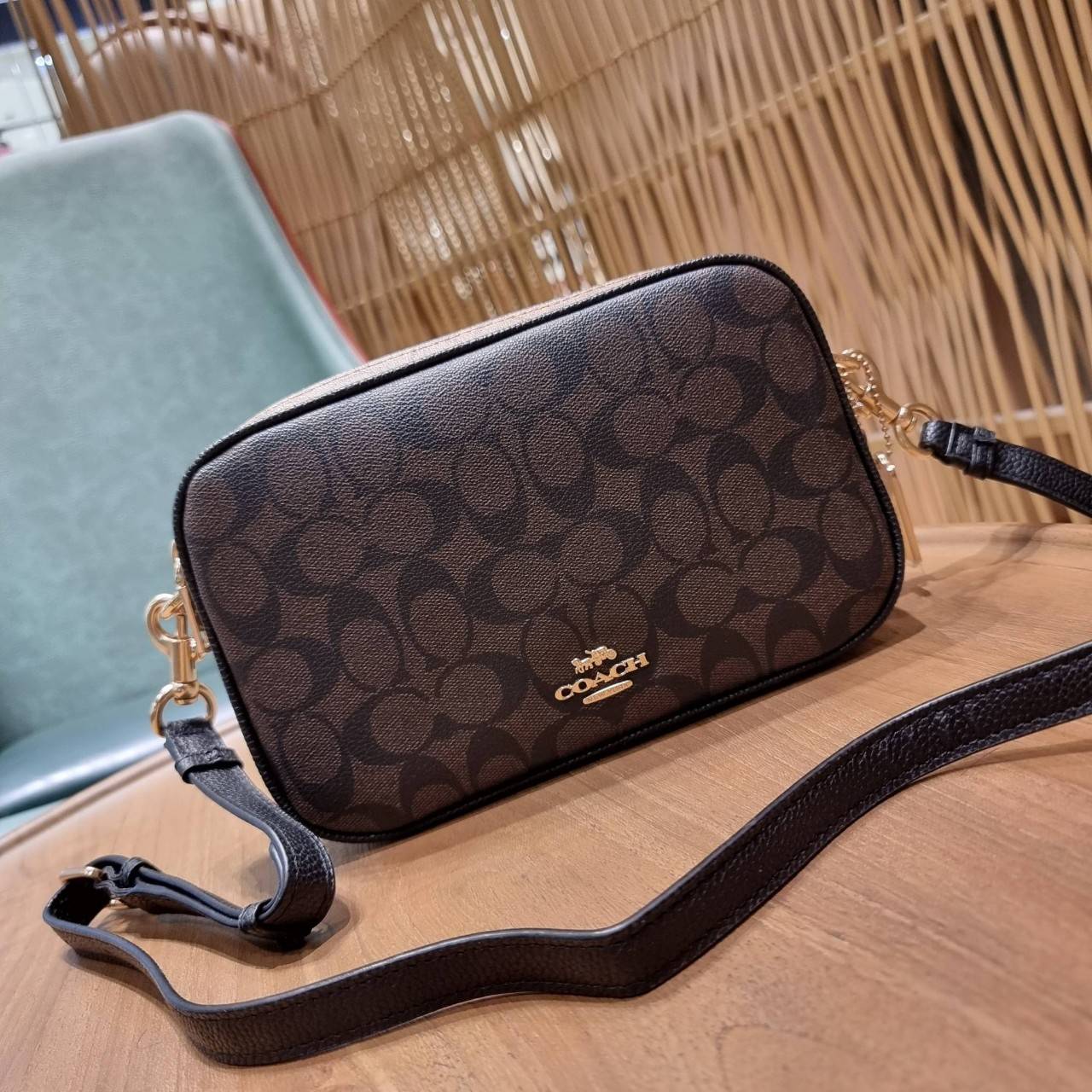 ใครที่รออยู่ห้ามพลาดเลยจร้าา! COACH JES CROSSBODY IN BLOCKED SIGNATURE CANVAS ((1767)) พร้อมส่งอีกครั้ง สินค้าขายดี กระเป๋าสะพายครอสบอดี้ร์หรือสะพายข้างได้ หนังแท้อย่างดีค่ะ 🔺สีหนังของรุ่นนี้ผสมกันได้ลงตัวดูดีมากๆทีเดียวค่ะ กระเป๋าแบบ2ช่องซิป ภายใ