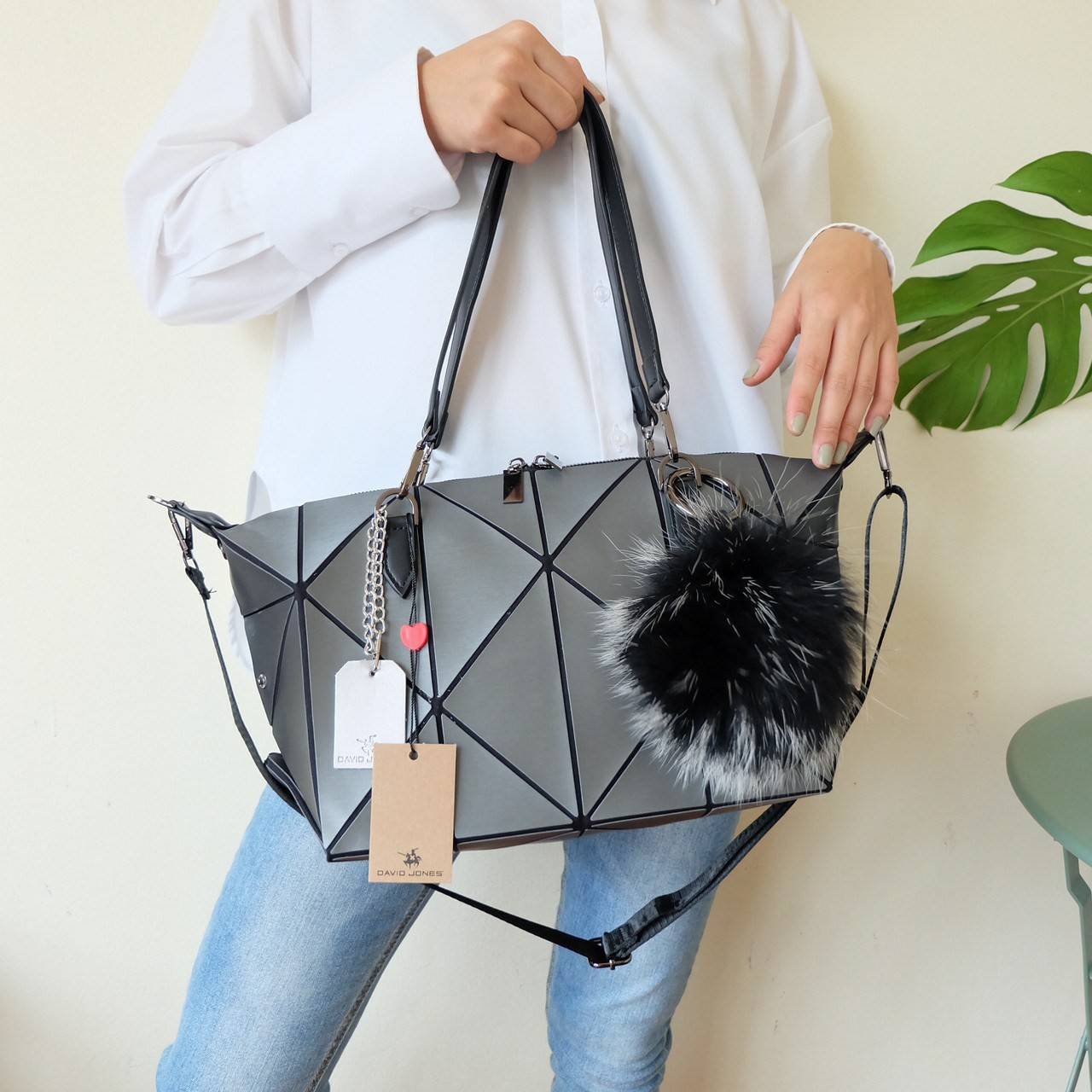 ห้ามพลาดเลยน๊า !! มาใหม่ กระเป๋าถือ/สะพาย ทรงสวย เหมือนซื้อ1ได้4 โอ้ย 🤩🤩 คุ้มสุดๆไปเลยค่า เพราะตัวกระเป๋าปรับได้ถึง4 แบบตามการใช้งานเลยน๊าแถมตัวกระเป๋าน้ำหนักเบาอีกด้วย ✨✨✨ สายสะพายถอดได้แถมสายยาวให้อีก 1 เส้น กระเป๋าท