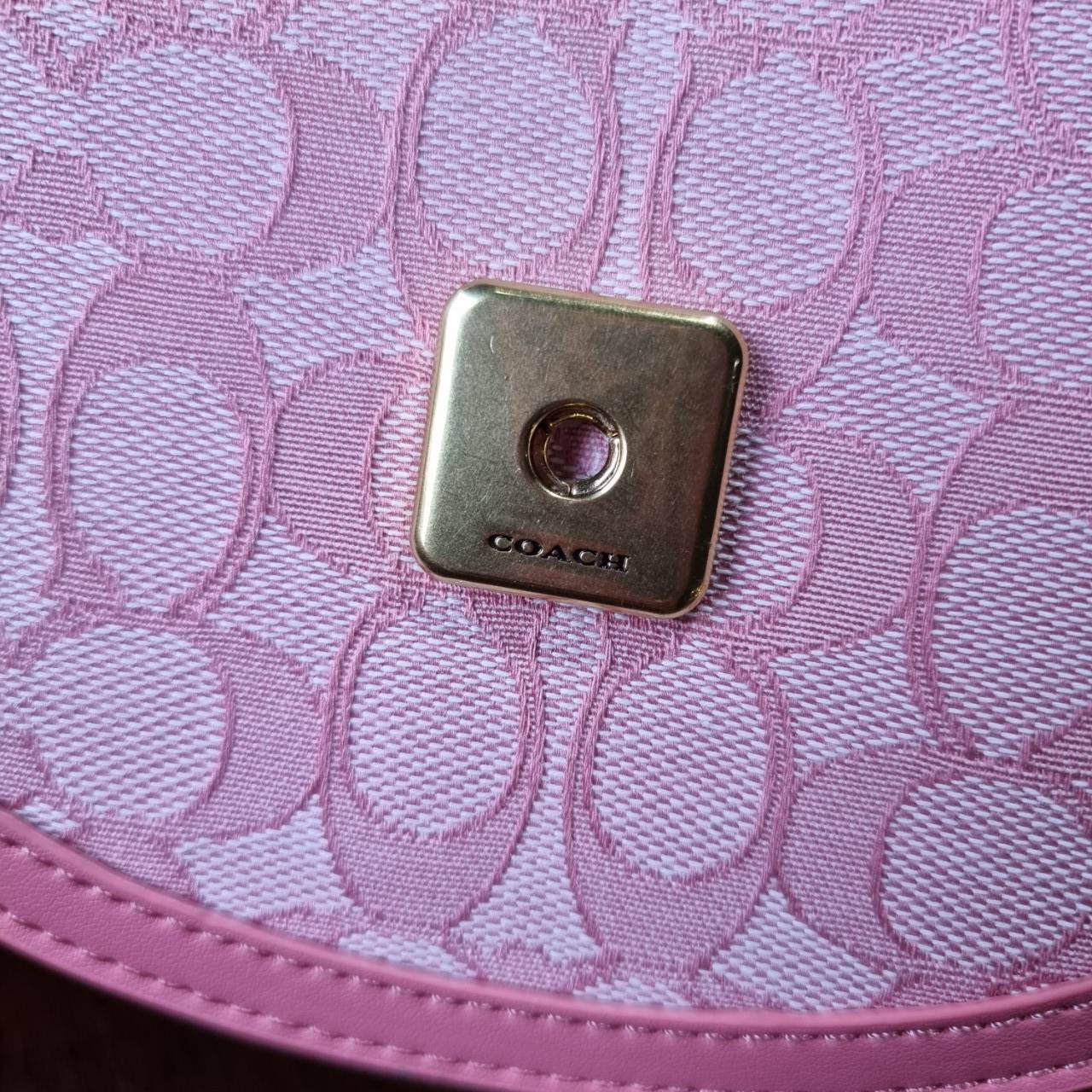 COACH ALIE SADDLE BAG JACQUARD IN SIGNATURE ((C4694//C3464)) พร้อมส่งที่ไทย รุ่นใหม่ล่าสุดค่ะ! กระเป๋าสะพายข้าง//ครอสบอดี้ร์//หรือทบสายคู่สะพายไหล่ได้ค่ะ วัสดุJacquard+หนังแท้ ได้สวยงามลงตัวมากๆ เปิดปิดกระเป๋าแบบกดล็อค มีอะไหล่โลโก้แบรนด์โดดเด่นปนคลาสสิค