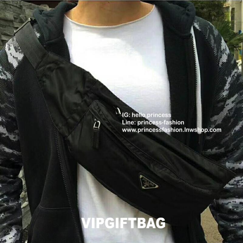 Must Have Now อีกหนึ่งรุ่น Prada เหมาะกับท่านชาย เป็นอย่างยิ่ง กับกระเป๋าคาดอก / คาดเอว ทรงสวย จากงานพรีเมี่ยมกิ้ฟจากแบรนด์ PRADA ทรงฮิต วัสดุผ้า NYLON คุณภาพดี กันน้ำ100% ใส่ของได้หลากหลาย ตัวกระเป๋าอะไหล่สีเงิน ตัวล้อคปั้มจมแบรนด์สุดหรู ด้านมาพร้อมซิปด้