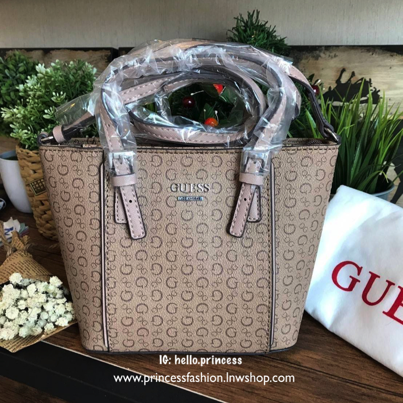 GUESS Factory Women's Diem Logo-Print Mini Tote Bag กระเป๋าถือหรือสะพาย วัสดุpolyesterกันน้ำได้ มีลายsignatureลาย G รอบใบ เปิดปิดด้วยซิปเดียวด้านบน ภายในบุผ้าลายsignatureเช่นเดียวกับด้านนอก สายและหูจับปรับระดับได้ ใช้งานได้หลายโอกาสคร้า!!