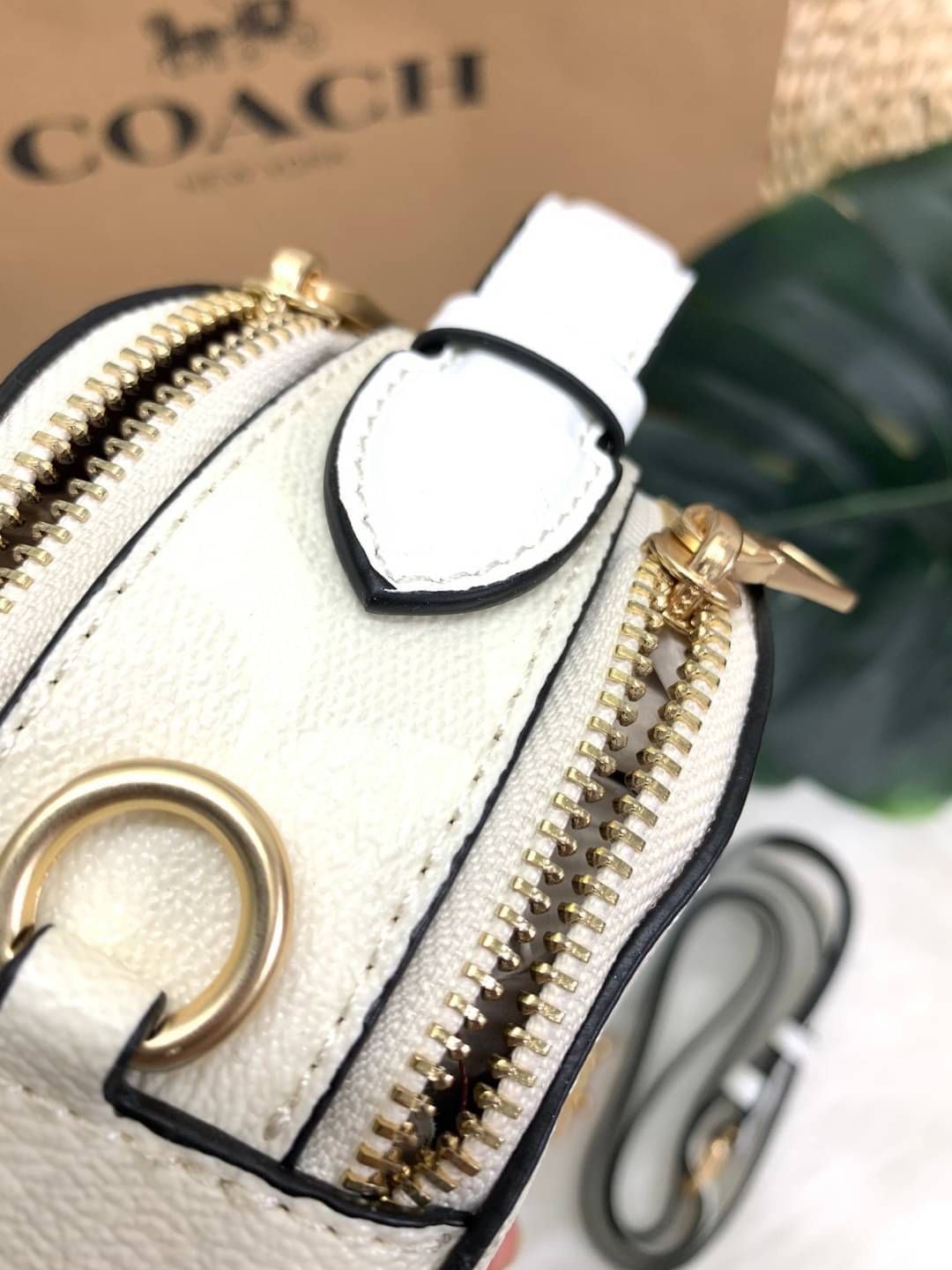 COACH SERENA SATCHEL CROSSBODY BAG กระเป๋าทรงโดมเล็ก น่ารัก แต่ใส่ของได้จุเลยทีเดียว!! มี2ช่องซิปหลัก ช่องค่อนข้างกว้าง สามารถใส่กระเป๋าเงินใบกลางได้;ของจำเป็นอื่นๆได้ครบเลยค่ะ มีช่องเล็กให้ใส่ของจุกจิก ด้านหลังมีช่องเล็กให้อีกช่องค่ะ พร้อมสายยาวถอดออกได้