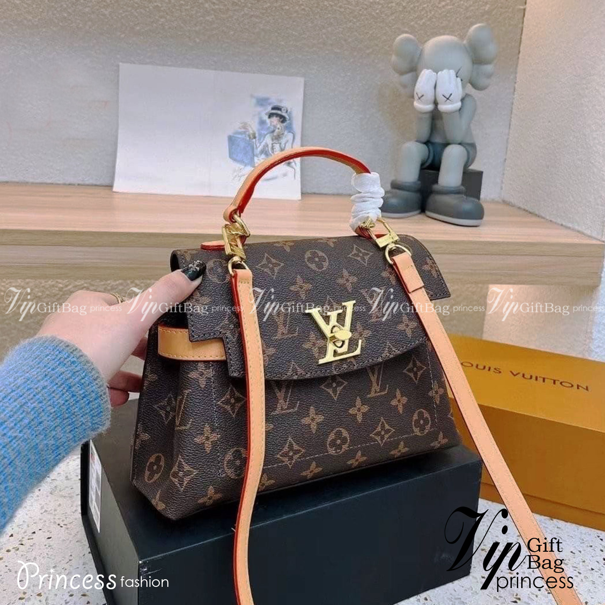 LV Cluny Monogram กระเป๋าสะพายหนังลายโมโนแกรมเปิดหน้า เป็นอีกทรงที่ขายดีมากเพราะใช้งานง่ายใช้ได้อเนกประสงค์ ด้านในกว้าง งานใช้สลับขึ้นแบบจากงานจริงเป๊ะเที่ยบเท่า แรร์ไอเท็มที่สาวๆต้องมี! มีหูจับในตัวและสายครอสบอดี้มาให้ ใช้งานง่าย เหมาะกับทุกสไตล์การแต่งต