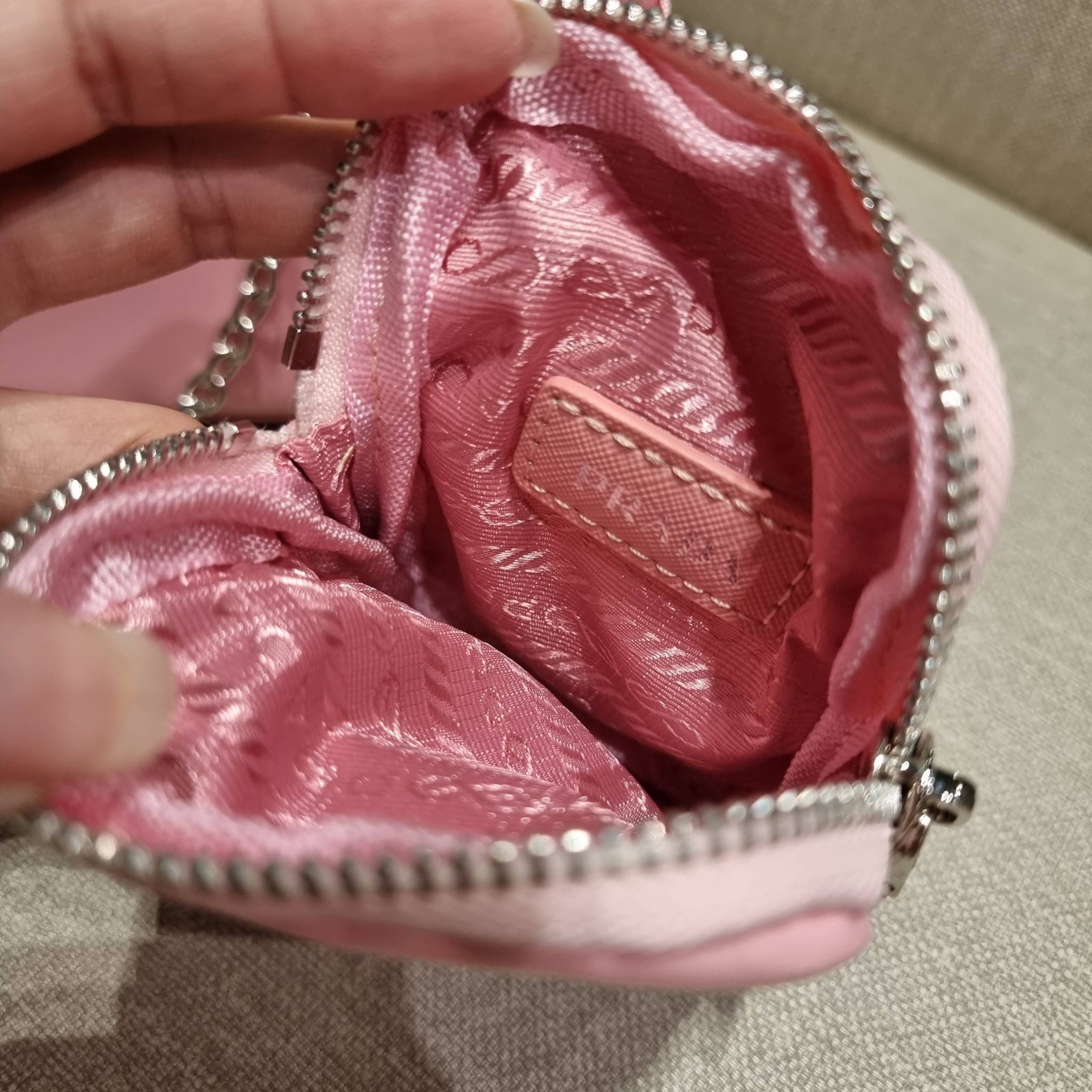 VIP 🥂 PRADA RE-EDITION 2005 RE-NYLON SHOULDER BAG ไอเท็มสุดปัง ที่ฮิตตลอดกาลไม่ว่าจะปีไหนๆ จัดให้ครบทั้งสีขายดีและสีใหม่ล่าสุด ที่สายคุณหนูห้ามพลาด!! กับกระเป๋าสะพายทรงคลาสสิค เหมาะเป็น everyday bag มากๆ วัสดุผ้าไนล่อนคุณภาพ พร้อมใบลูก ไว้ใส่เหรีย